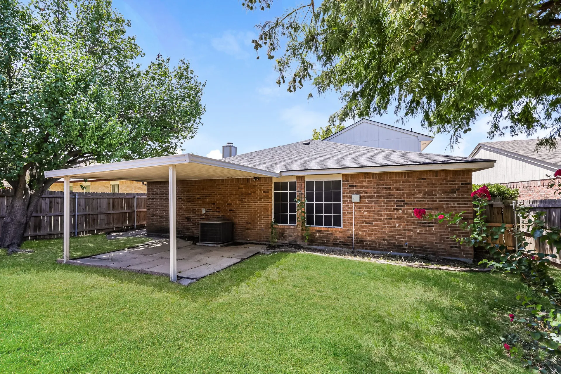 Single Family Residence For Rent in Tarrant County , 609 Hollyberry Drive, Mansfield, Texas 76063, 3 Bedroom, 3 Bathroom, 2 Garage spaces, 1,828 Sqft, built in 1998, mls#21386398, Real Estate Agent in Mansfield, Homes For Rent in Tarrant county, Homes For Rent in Mansfield, Realtor in Mansfield Texas, Real Estate Brokerage Independent Realty Texas, Luminita Cordes Realtor