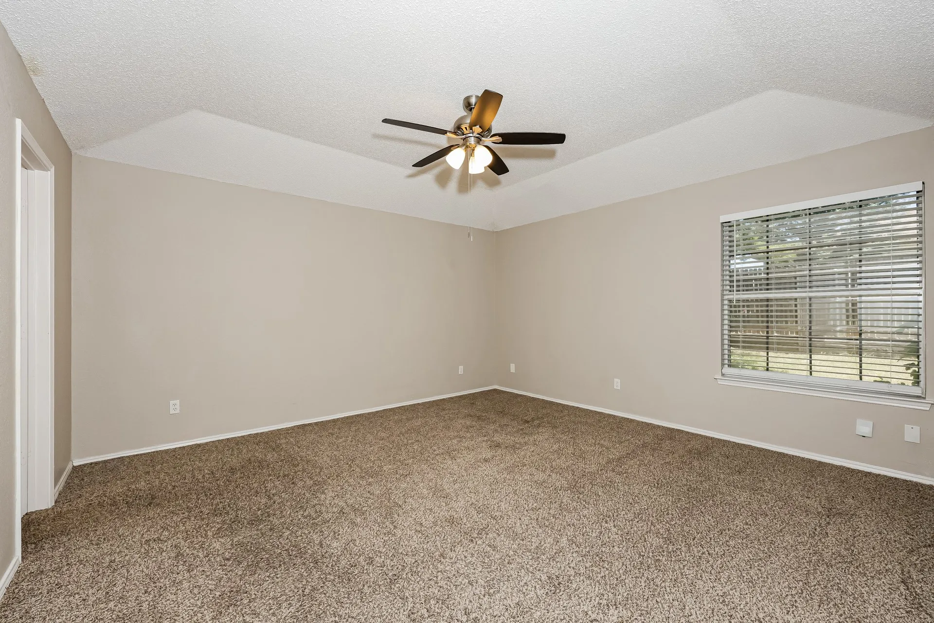 Single Family Residence For Rent in Tarrant County , 609 Hollyberry Drive, Mansfield, Texas 76063, 3 Bedroom, 3 Bathroom, 2 Garage spaces, 1,828 Sqft, built in 1998, mls#21386398, Real Estate Agent in Mansfield, Homes For Rent in Tarrant county, Homes For Rent in Mansfield, Realtor in Mansfield Texas, Real Estate Brokerage Independent Realty Texas, Luminita Cordes Realtor
