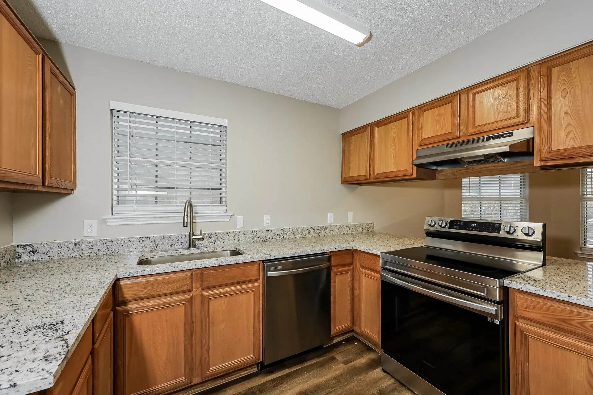 Single Family Residence For Rent in Tarrant County , 609 Hollyberry Drive, Mansfield, Texas 76063, 3 Bedroom, 3 Bathroom, 2 Garage spaces, 1,828 Sqft, built in 1998, mls#21386398, Real Estate Agent in Mansfield, Homes For Rent in Tarrant county, Homes For Rent in Mansfield, Realtor in Mansfield Texas, Real Estate Brokerage Independent Realty Texas, Luminita Cordes Realtor