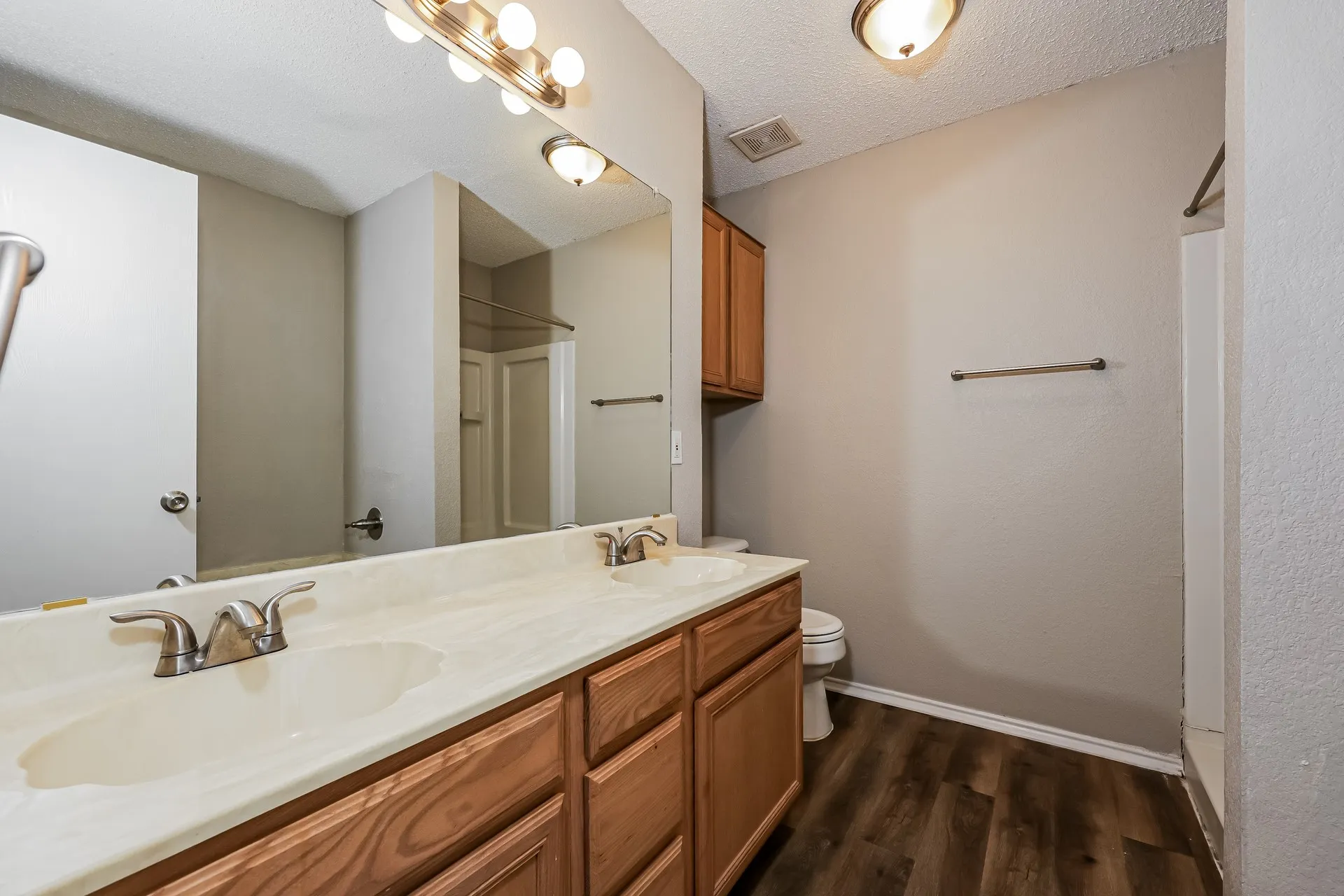 Single Family Residence For Rent in Tarrant County , 609 Hollyberry Drive, Mansfield, Texas 76063, 3 Bedroom, 3 Bathroom, 2 Garage spaces, 1,828 Sqft, built in 1998, mls#21386398, Real Estate Agent in Mansfield, Homes For Rent in Tarrant county, Homes For Rent in Mansfield, Realtor in Mansfield Texas, Real Estate Brokerage Independent Realty Texas, Luminita Cordes Realtor