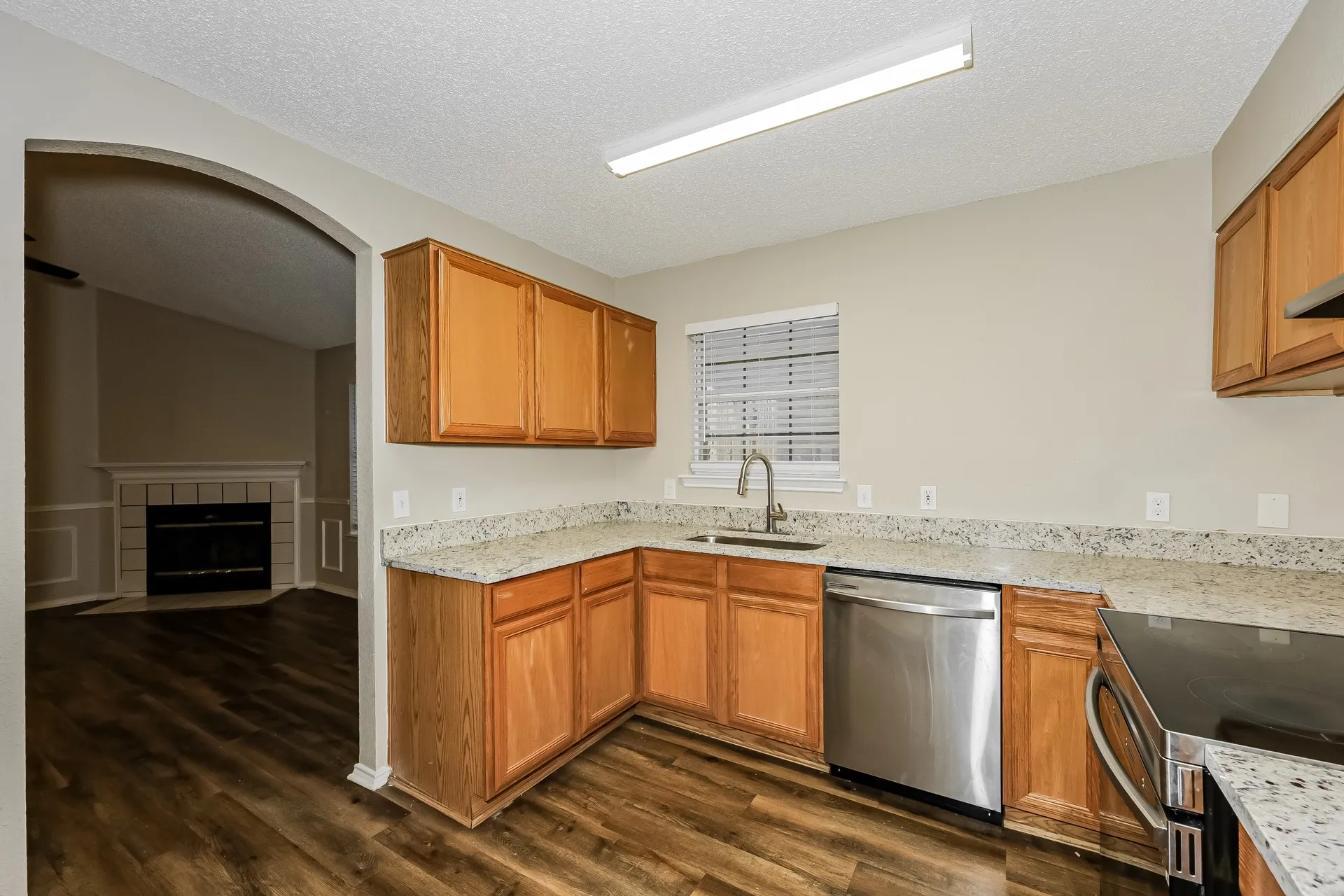 Single Family Residence For Rent in Tarrant County , 609 Hollyberry Drive, Mansfield, Texas 76063, 3 Bedroom, 3 Bathroom, 2 Garage spaces, 1,828 Sqft, built in 1998, mls#21386398, Real Estate Agent in Mansfield, Homes For Rent in Tarrant county, Homes For Rent in Mansfield, Realtor in Mansfield Texas, Real Estate Brokerage Independent Realty Texas, Luminita Cordes Realtor
