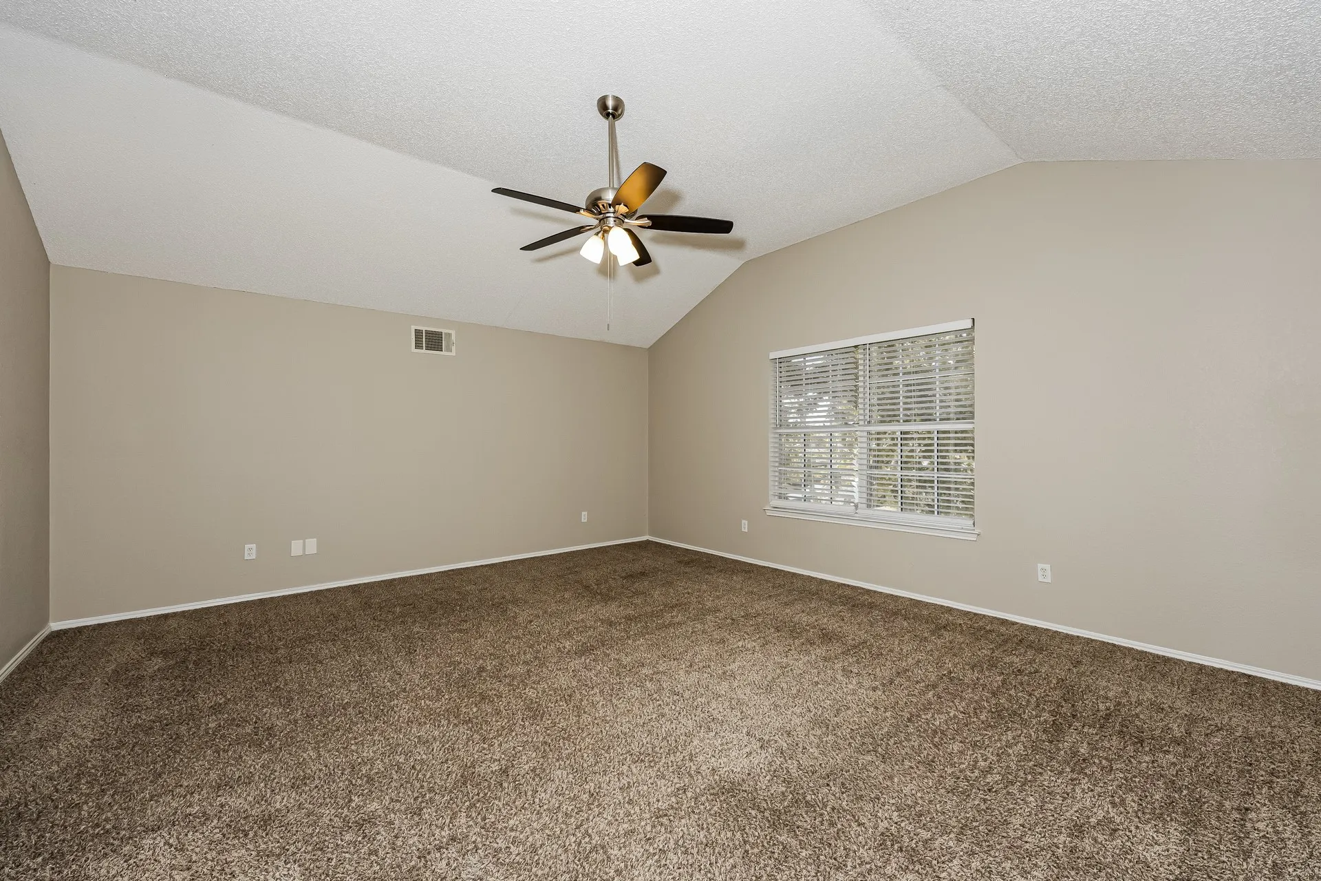 Single Family Residence For Rent in Tarrant County , 609 Hollyberry Drive, Mansfield, Texas 76063, 3 Bedroom, 3 Bathroom, 2 Garage spaces, 1,828 Sqft, built in 1998, mls#21386398, Real Estate Agent in Mansfield, Homes For Rent in Tarrant county, Homes For Rent in Mansfield, Realtor in Mansfield Texas, Real Estate Brokerage Independent Realty Texas, Luminita Cordes Realtor