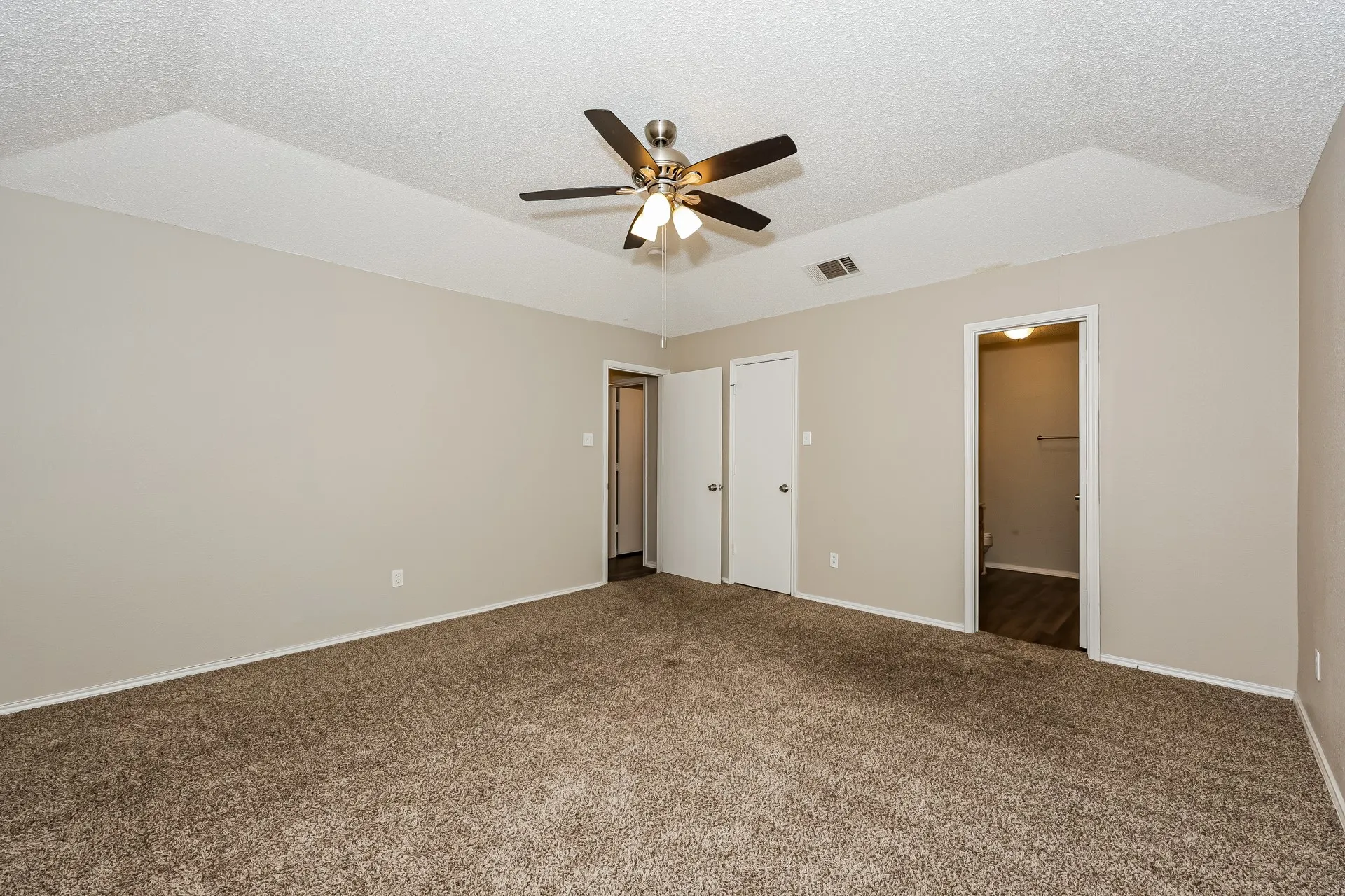 Single Family Residence For Rent in Tarrant County , 609 Hollyberry Drive, Mansfield, Texas 76063, 3 Bedroom, 3 Bathroom, 2 Garage spaces, 1,828 Sqft, built in 1998, mls#21386398, Real Estate Agent in Mansfield, Homes For Rent in Tarrant county, Homes For Rent in Mansfield, Realtor in Mansfield Texas, Real Estate Brokerage Independent Realty Texas, Luminita Cordes Realtor