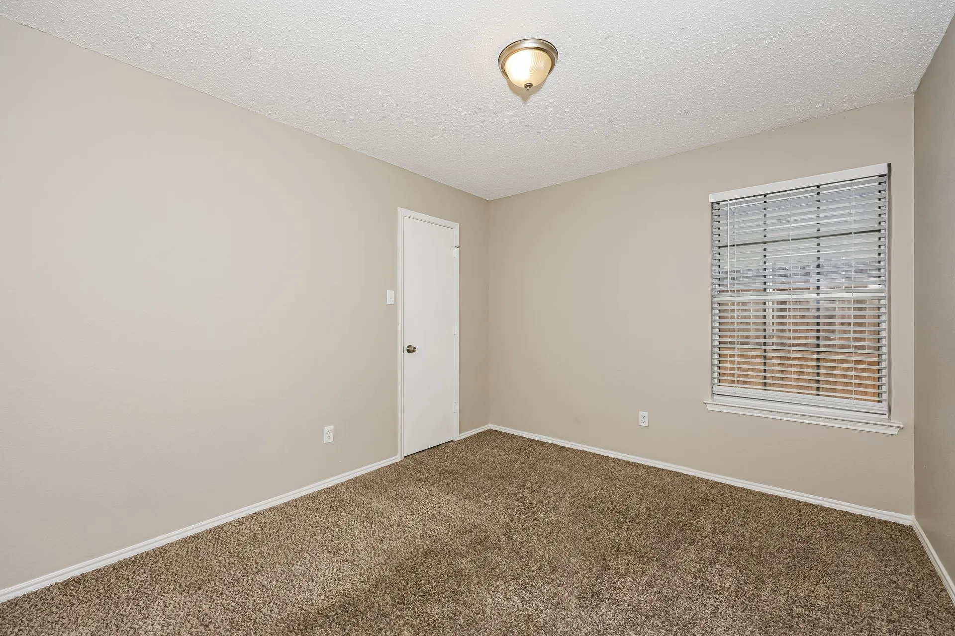 Single Family Residence For Rent in Tarrant County , 609 Hollyberry Drive, Mansfield, Texas 76063, 3 Bedroom, 3 Bathroom, 2 Garage spaces, 1,828 Sqft, built in 1998, mls#21386398, Real Estate Agent in Mansfield, Homes For Rent in Tarrant county, Homes For Rent in Mansfield, Realtor in Mansfield Texas, Real Estate Brokerage Independent Realty Texas, Luminita Cordes Realtor