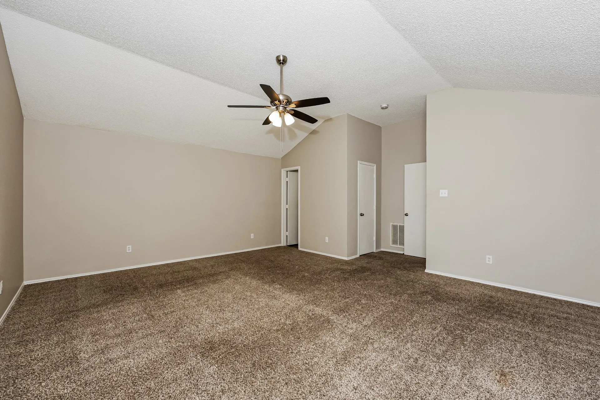 Single Family Residence For Rent in Tarrant County , 609 Hollyberry Drive, Mansfield, Texas 76063, 3 Bedroom, 3 Bathroom, 2 Garage spaces, 1,828 Sqft, built in 1998, mls#21386398, Real Estate Agent in Mansfield, Homes For Rent in Tarrant county, Homes For Rent in Mansfield, Realtor in Mansfield Texas, Real Estate Brokerage Independent Realty Texas, Luminita Cordes Realtor
