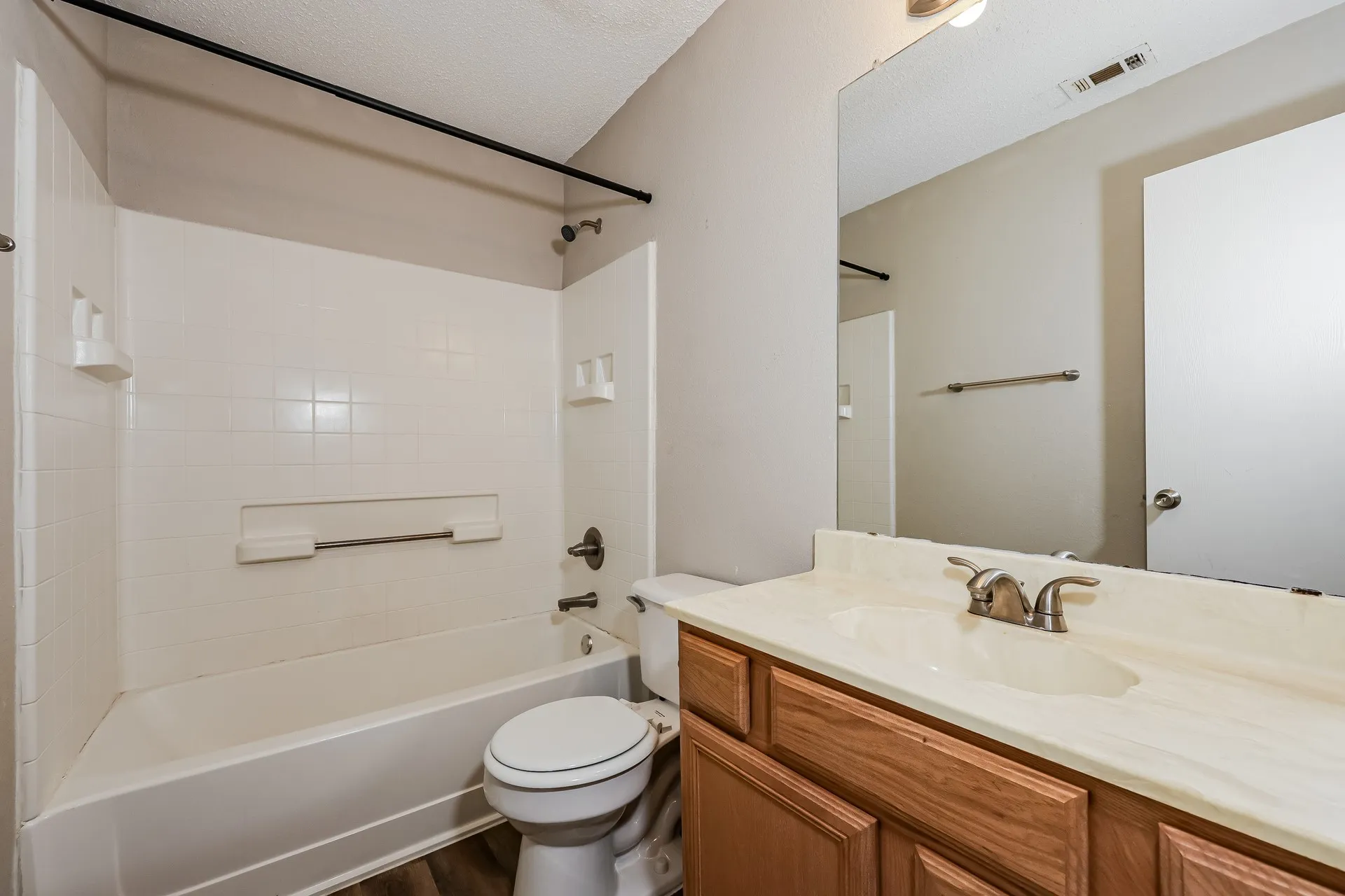 Single Family Residence For Rent in Tarrant County , 609 Hollyberry Drive, Mansfield, Texas 76063, 3 Bedroom, 3 Bathroom, 2 Garage spaces, 1,828 Sqft, built in 1998, mls#21386398, Real Estate Agent in Mansfield, Homes For Rent in Tarrant county, Homes For Rent in Mansfield, Realtor in Mansfield Texas, Real Estate Brokerage Independent Realty Texas, Luminita Cordes Realtor