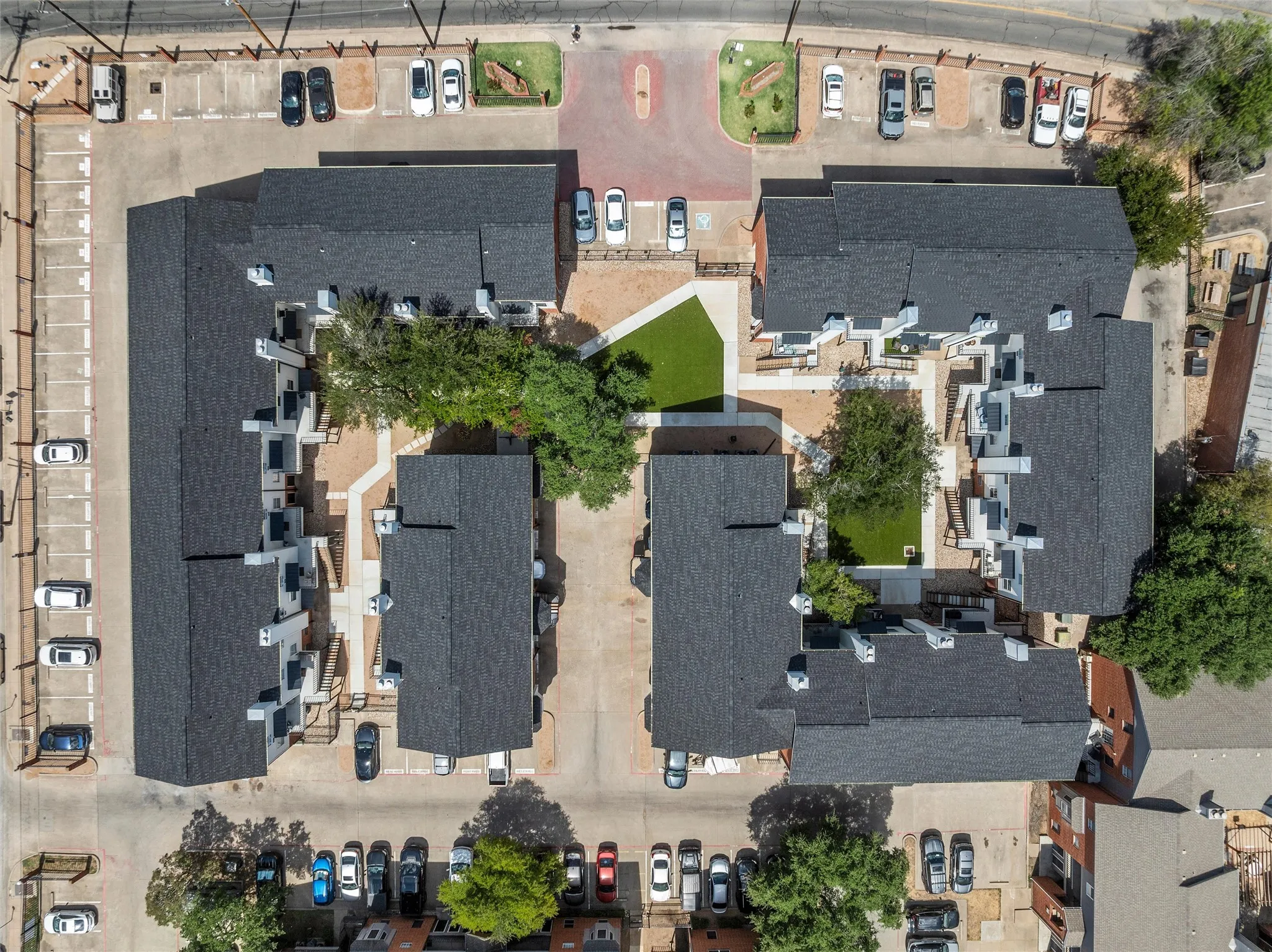 Condominium For Sale in Mc Lennan County , 600 Bagby Avenue 8E, Waco, Texas 76706, 2 Bedroom, 3 Bathroom, Garage spaces, 1,162 Sqft, built in 1986, mls#21386274, Real Estate Agent in Waco, Homes For Sale in Mc Lennan county, Homes For Sale in Waco, Realtor in Waco Texas, Real Estate Brokerage Independent Realty Texas, Luminita Cordes Realtor