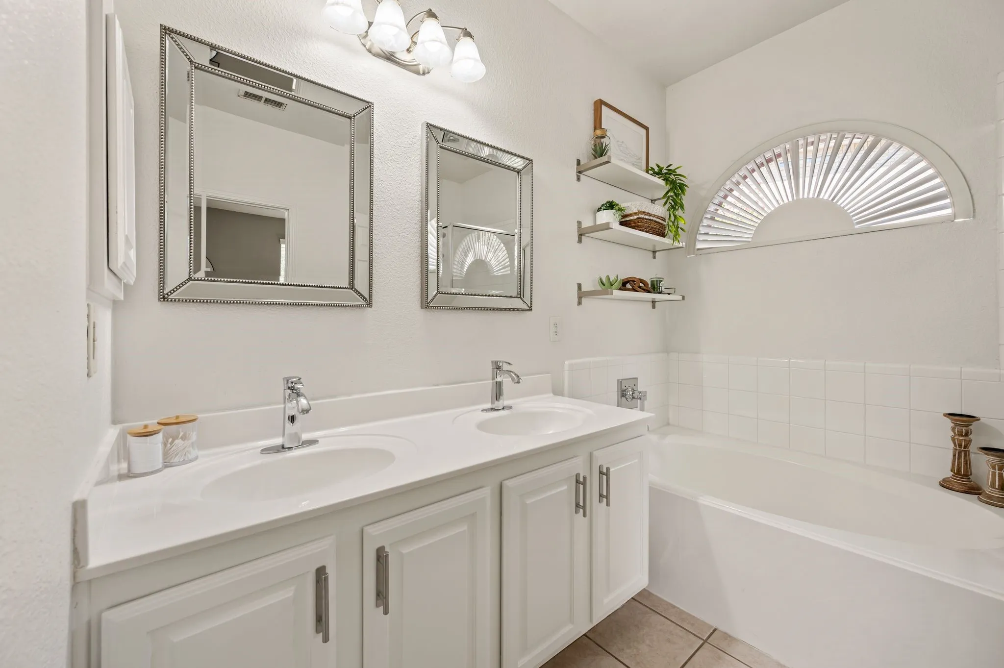Single Family Residence For Sale in Tarrant County , 8404 Island Court, Fort Worth, Texas 76137, 3 Bedroom, 2 Bathroom, 2 Garage spaces, 2,033 Sqft, built in 2001, mls#21385766, Real Estate Agent in Fort Worth, Homes For Sale in Tarrant county, Homes For Sale in Fort Worth, Realtor in Fort Worth Texas, Real Estate Brokerage Independent Realty Texas, Luminita Cordes Realtor