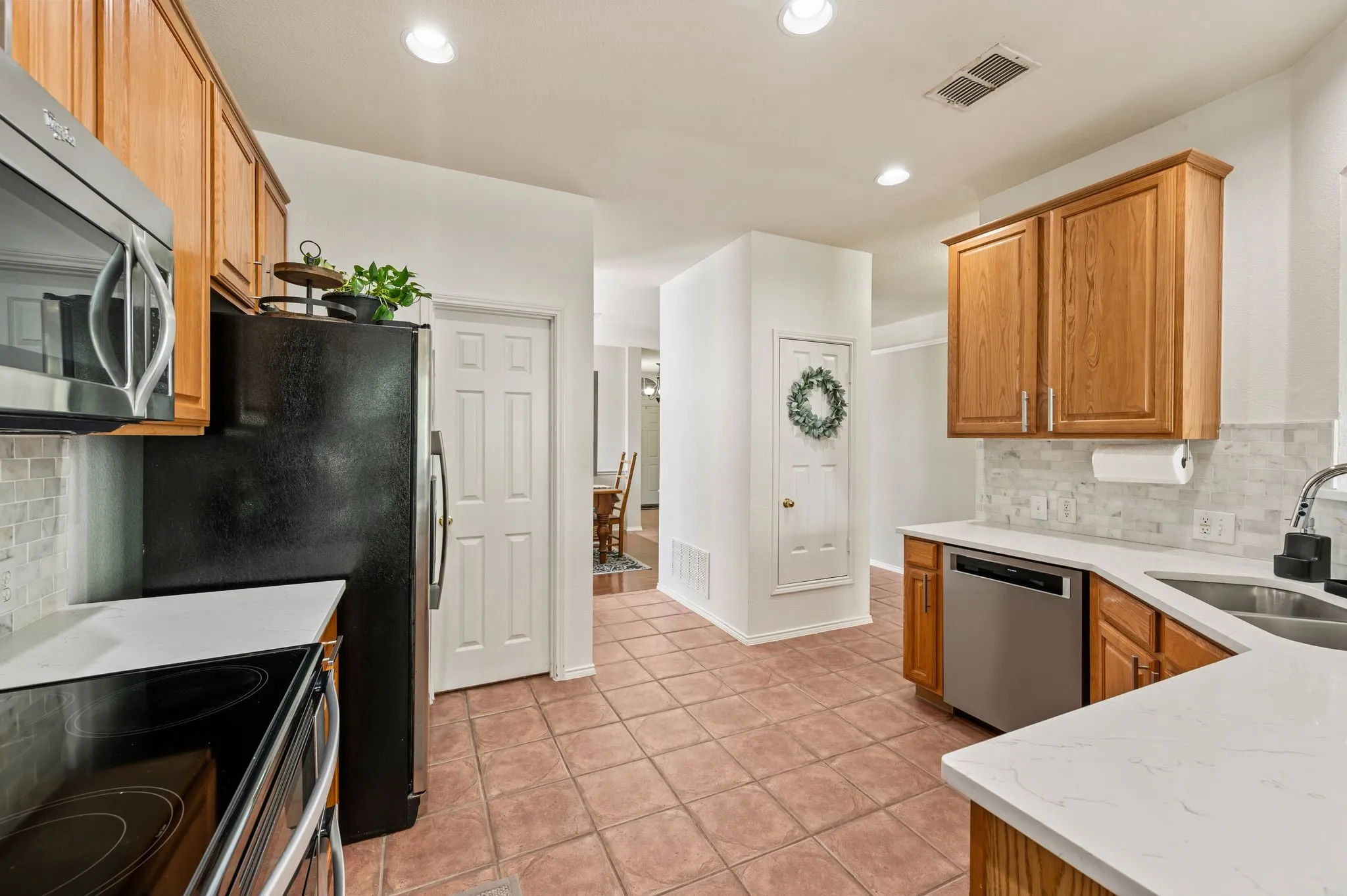 Single Family Residence For Sale in Tarrant County , 8404 Island Court, Fort Worth, Texas 76137, 3 Bedroom, 2 Bathroom, 2 Garage spaces, 2,033 Sqft, built in 2001, mls#21385766, Real Estate Agent in Fort Worth, Homes For Sale in Tarrant county, Homes For Sale in Fort Worth, Realtor in Fort Worth Texas, Real Estate Brokerage Independent Realty Texas, Luminita Cordes Realtor