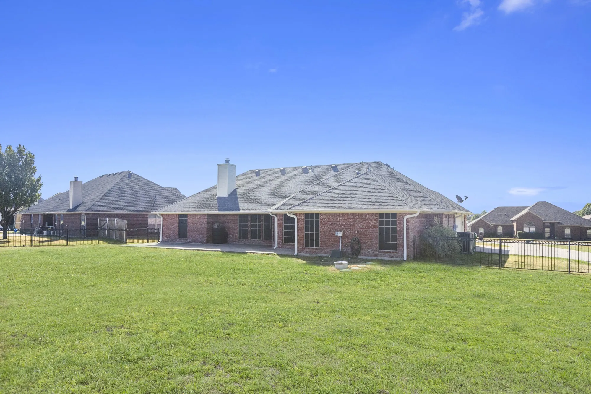 Single Family Residence For Sale in Kaufman County , 16422 Prairie Meadow, Forney, Texas 75126, 4 Bedroom, 2 Bathroom, 2 Garage spaces, 2,380 Sqft, built in 2004, mls#21386385, Real Estate Agent in Forney, Homes For Sale in Kaufman county, Homes For Sale in Forney, Realtor in Forney Texas, Real Estate Brokerage Independent Realty Texas, Luminita Cordes Realtor