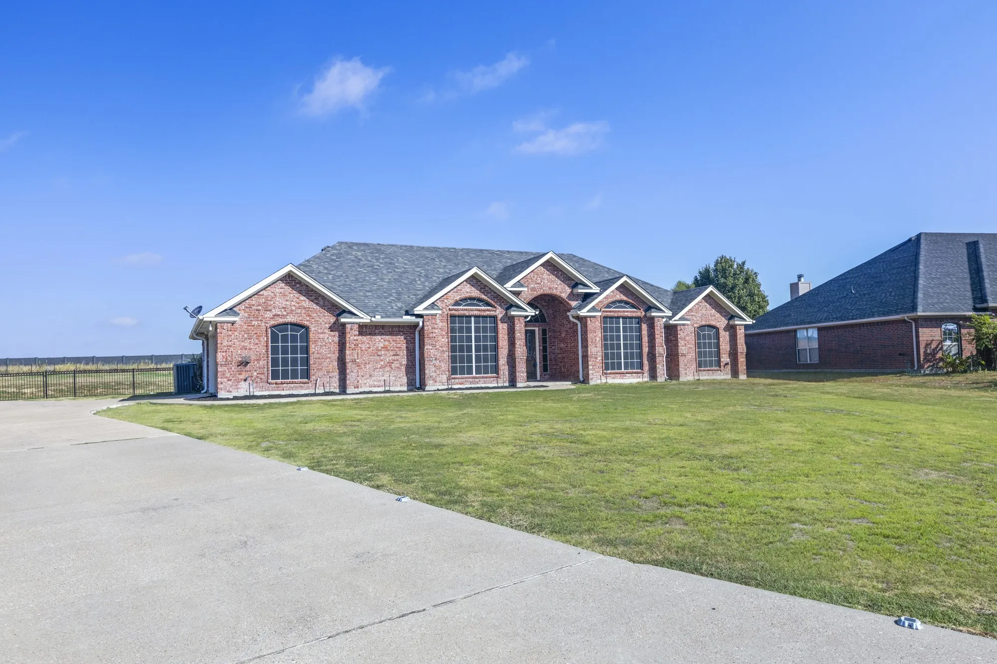 Single Family Residence For Sale in Kaufman County , 16422 Prairie Meadow, Forney, Texas 75126, 4 Bedroom, 2 Bathroom, 2 Garage spaces, 2,380 Sqft, built in 2004, mls#21386385, Real Estate Agent in Forney, Homes For Sale in Kaufman county, Homes For Sale in Forney, Realtor in Forney Texas, Real Estate Brokerage Independent Realty Texas, Luminita Cordes Realtor