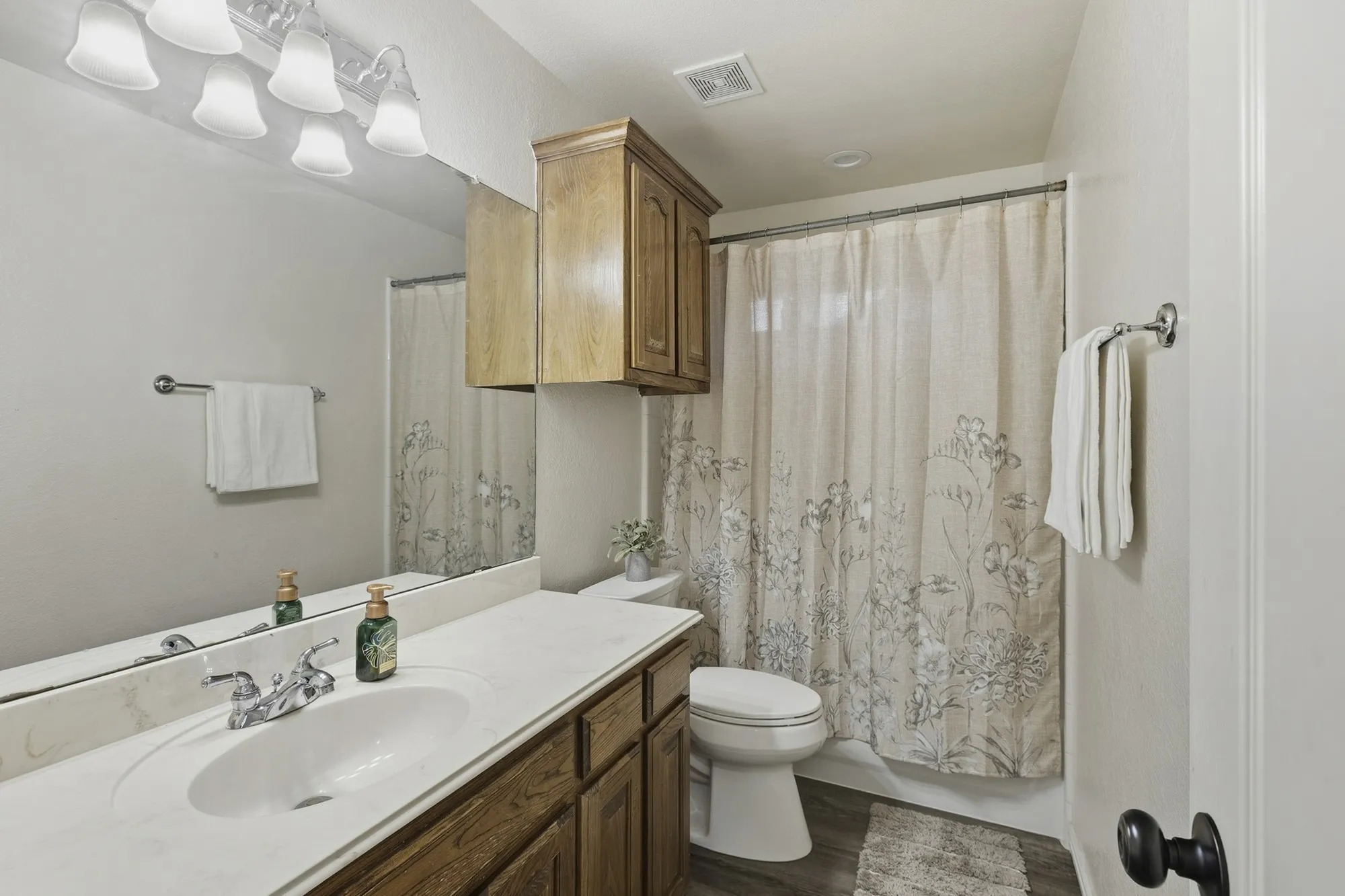 Single Family Residence For Sale in Kaufman County , 16422 Prairie Meadow, Forney, Texas 75126, 4 Bedroom, 2 Bathroom, 2 Garage spaces, 2,380 Sqft, built in 2004, mls#21386385, Real Estate Agent in Forney, Homes For Sale in Kaufman county, Homes For Sale in Forney, Realtor in Forney Texas, Real Estate Brokerage Independent Realty Texas, Luminita Cordes Realtor