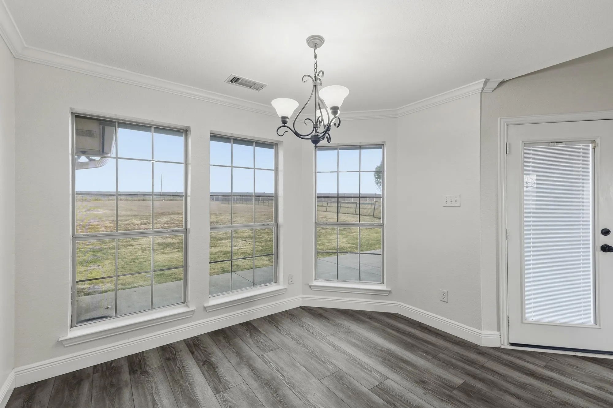 Single Family Residence For Sale in Kaufman County , 16422 Prairie Meadow, Forney, Texas 75126, 4 Bedroom, 2 Bathroom, 2 Garage spaces, 2,380 Sqft, built in 2004, mls#21386385, Real Estate Agent in Forney, Homes For Sale in Kaufman county, Homes For Sale in Forney, Realtor in Forney Texas, Real Estate Brokerage Independent Realty Texas, Luminita Cordes Realtor