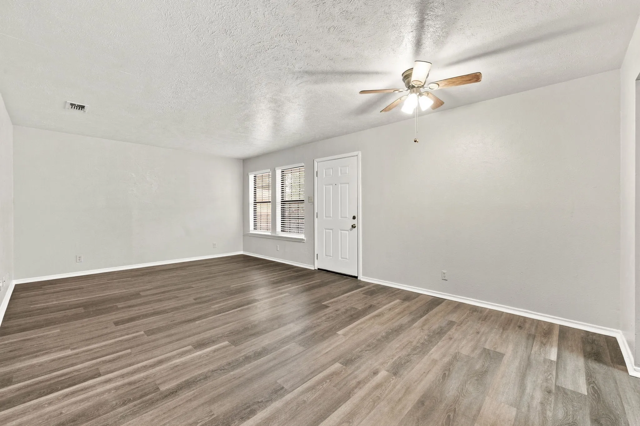Single Family Residence For Rent in Denton County , 1108 N Elm Street 7, Denton, Texas 76201, 2 Bedroom, 2 Bathroom, Garage spaces, 5,472 Sqft, built in 1968, mls#21365964, Real Estate Agent in Denton, Homes For Rent in Denton county, Homes For Rent in Denton, Realtor in Denton Texas, Real Estate Brokerage Independent Realty Texas, Luminita Cordes Realtor