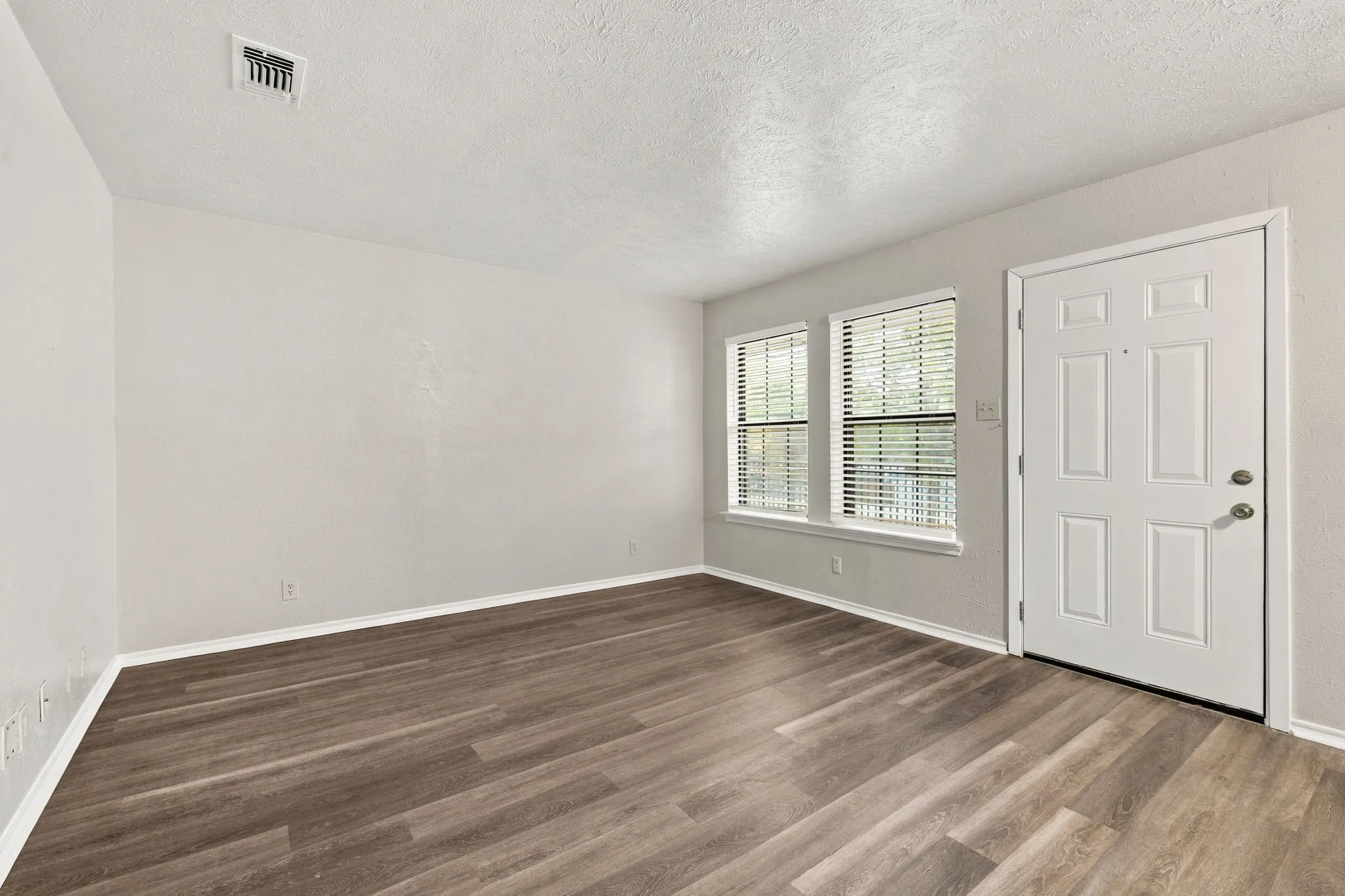 Single Family Residence For Rent in Denton County , 1108 N Elm Street 7, Denton, Texas 76201, 2 Bedroom, 2 Bathroom, Garage spaces, 5,472 Sqft, built in 1968, mls#21365964, Real Estate Agent in Denton, Homes For Rent in Denton county, Homes For Rent in Denton, Realtor in Denton Texas, Real Estate Brokerage Independent Realty Texas, Luminita Cordes Realtor