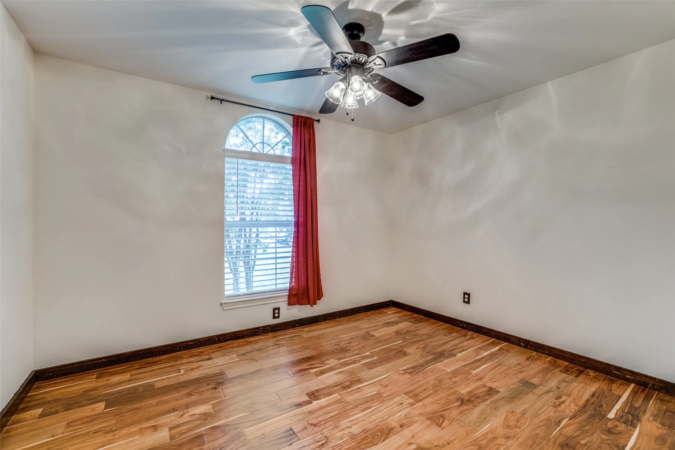 Single Family Residence For Sale in Kaufman County , 14090 Fox Chase Drive, Forney, Texas 75126, 4 Bedroom, 3 Bathroom, 2 Garage spaces, 2,264 Sqft, built in 2003, mls#21384639, Real Estate Agent in Forney, Homes For Sale in Kaufman county, Homes For Sale in Forney, Realtor in Forney Texas, Real Estate Brokerage Independent Realty Texas, Luminita Cordes Realtor
