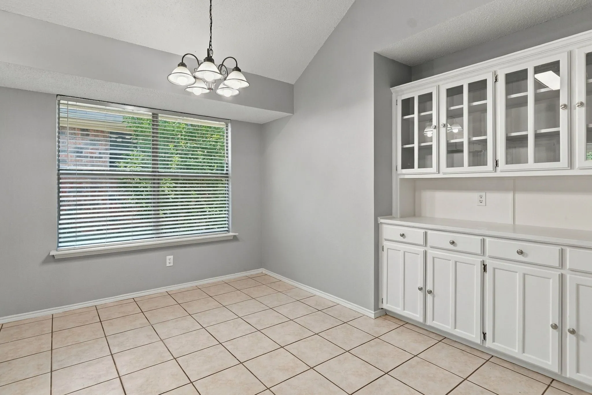 Single Family Residence For Sale in Tarrant County , 7305 Amber Drive, Watauga, Texas 76148, 3 Bedroom, 2 Bathroom, 2 Garage spaces, 1,596 Sqft, built in 1993, mls#21386419, Real Estate Agent in Watauga, Homes For Sale in Tarrant county, Homes For Sale in Watauga, Realtor in Watauga Texas, Real Estate Brokerage Independent Realty Texas, Luminita Cordes Realtor