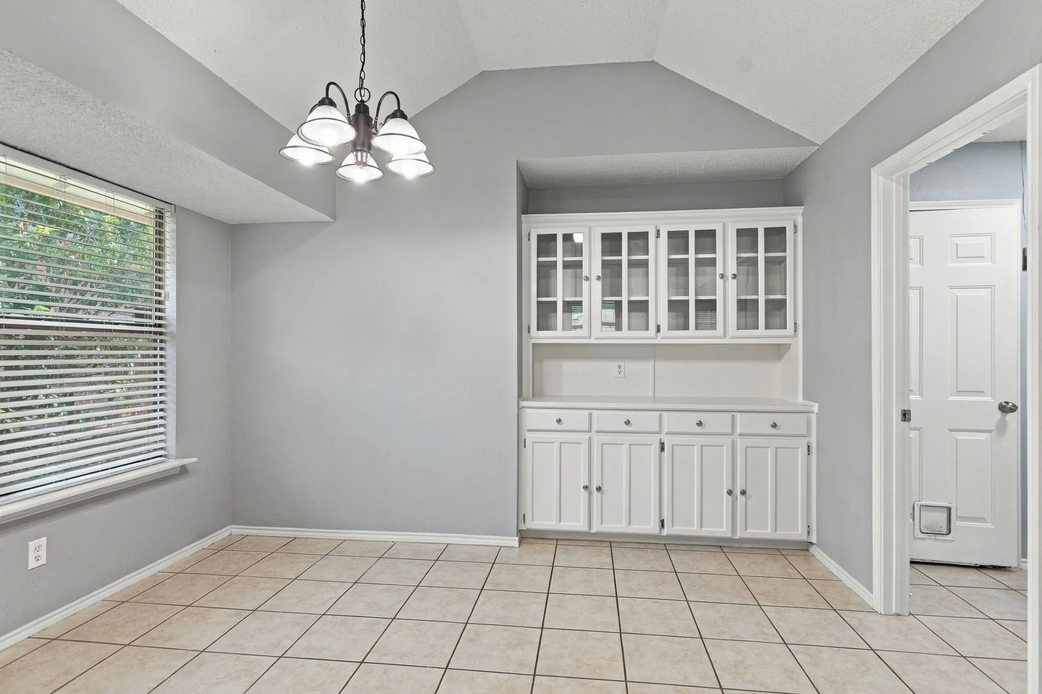Single Family Residence For Sale in Tarrant County , 7305 Amber Drive, Watauga, Texas 76148, 3 Bedroom, 2 Bathroom, 2 Garage spaces, 1,596 Sqft, built in 1993, mls#21386419, Real Estate Agent in Watauga, Homes For Sale in Tarrant county, Homes For Sale in Watauga, Realtor in Watauga Texas, Real Estate Brokerage Independent Realty Texas, Luminita Cordes Realtor