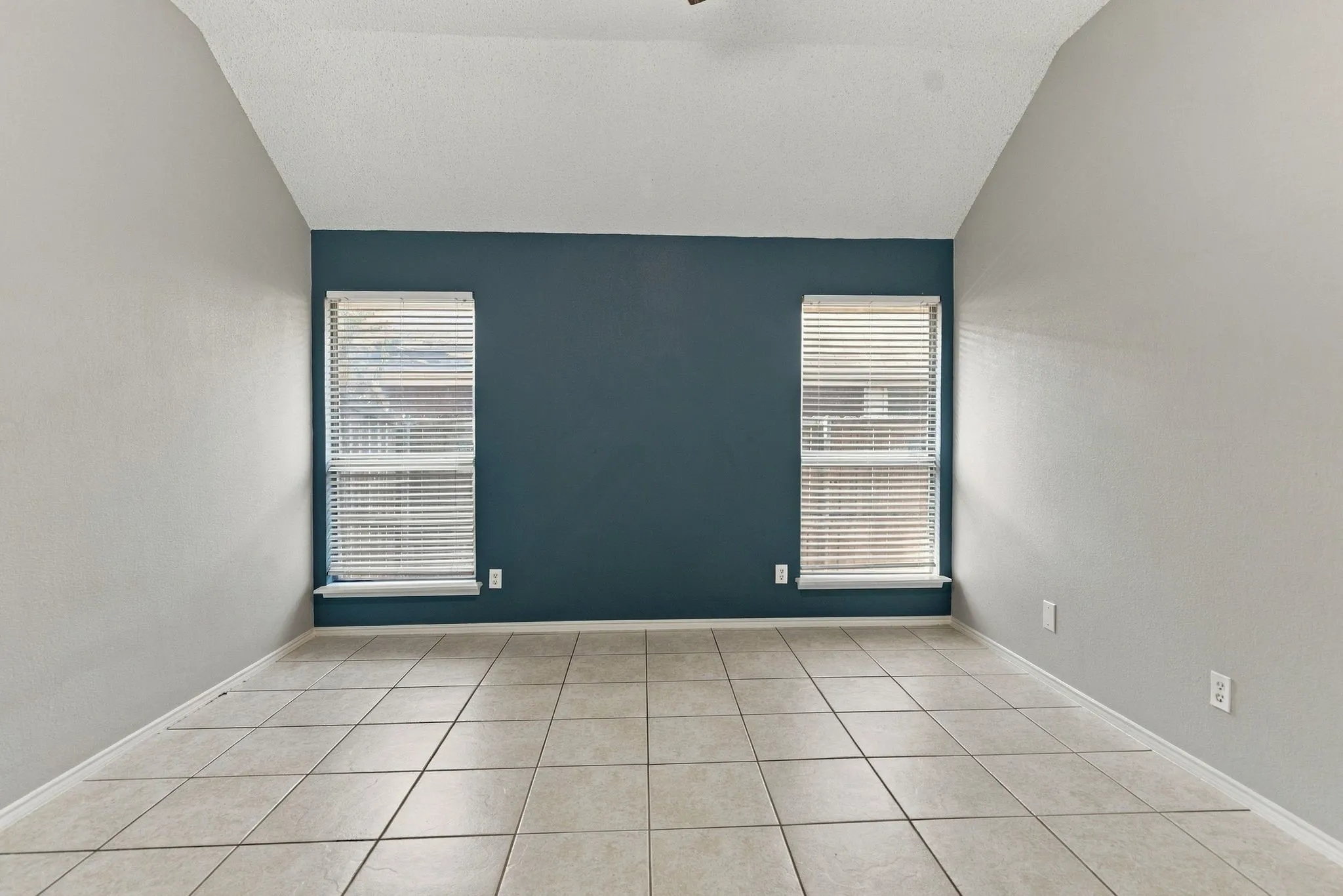 Single Family Residence For Sale in Tarrant County , 7305 Amber Drive, Watauga, Texas 76148, 3 Bedroom, 2 Bathroom, 2 Garage spaces, 1,596 Sqft, built in 1993, mls#21386419, Real Estate Agent in Watauga, Homes For Sale in Tarrant county, Homes For Sale in Watauga, Realtor in Watauga Texas, Real Estate Brokerage Independent Realty Texas, Luminita Cordes Realtor