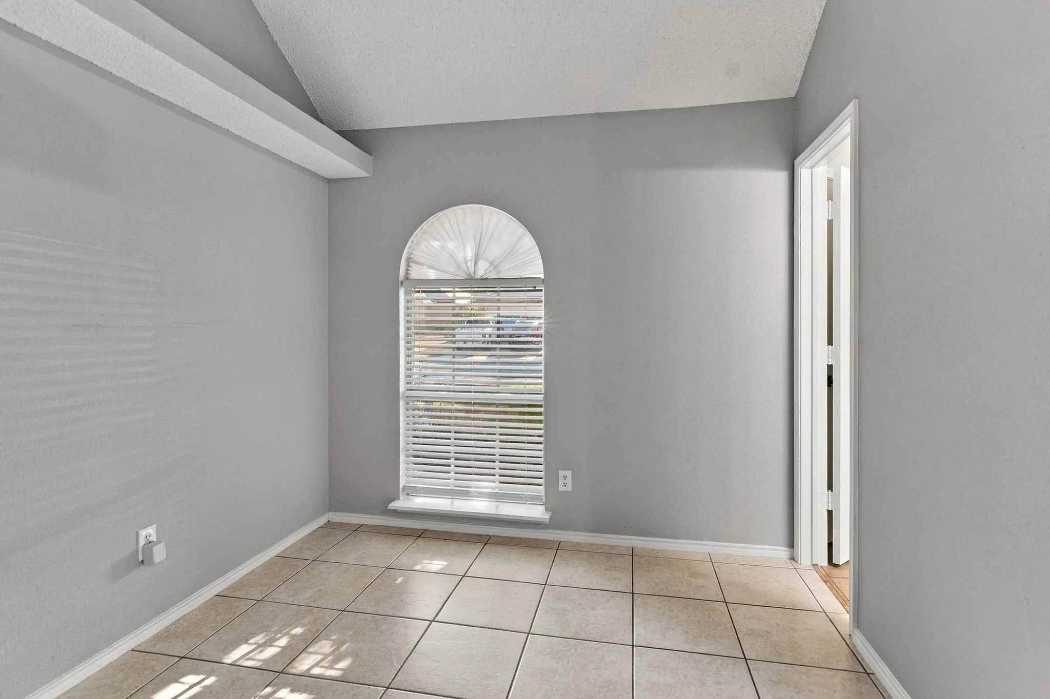 Single Family Residence For Sale in Tarrant County , 7305 Amber Drive, Watauga, Texas 76148, 3 Bedroom, 2 Bathroom, 2 Garage spaces, 1,596 Sqft, built in 1993, mls#21386419, Real Estate Agent in Watauga, Homes For Sale in Tarrant county, Homes For Sale in Watauga, Realtor in Watauga Texas, Real Estate Brokerage Independent Realty Texas, Luminita Cordes Realtor