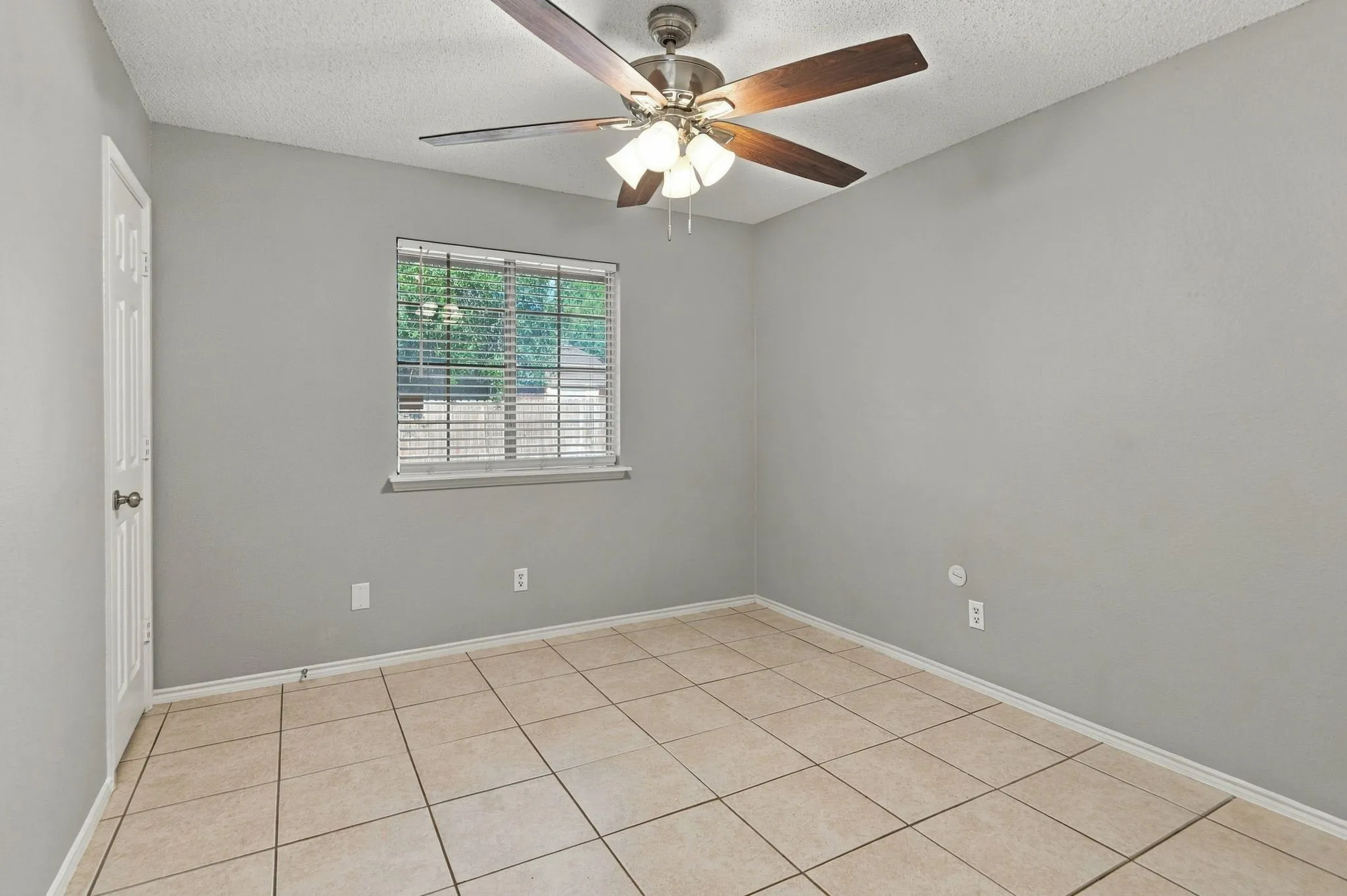 Single Family Residence For Sale in Tarrant County , 7305 Amber Drive, Watauga, Texas 76148, 3 Bedroom, 2 Bathroom, 2 Garage spaces, 1,596 Sqft, built in 1993, mls#21386419, Real Estate Agent in Watauga, Homes For Sale in Tarrant county, Homes For Sale in Watauga, Realtor in Watauga Texas, Real Estate Brokerage Independent Realty Texas, Luminita Cordes Realtor