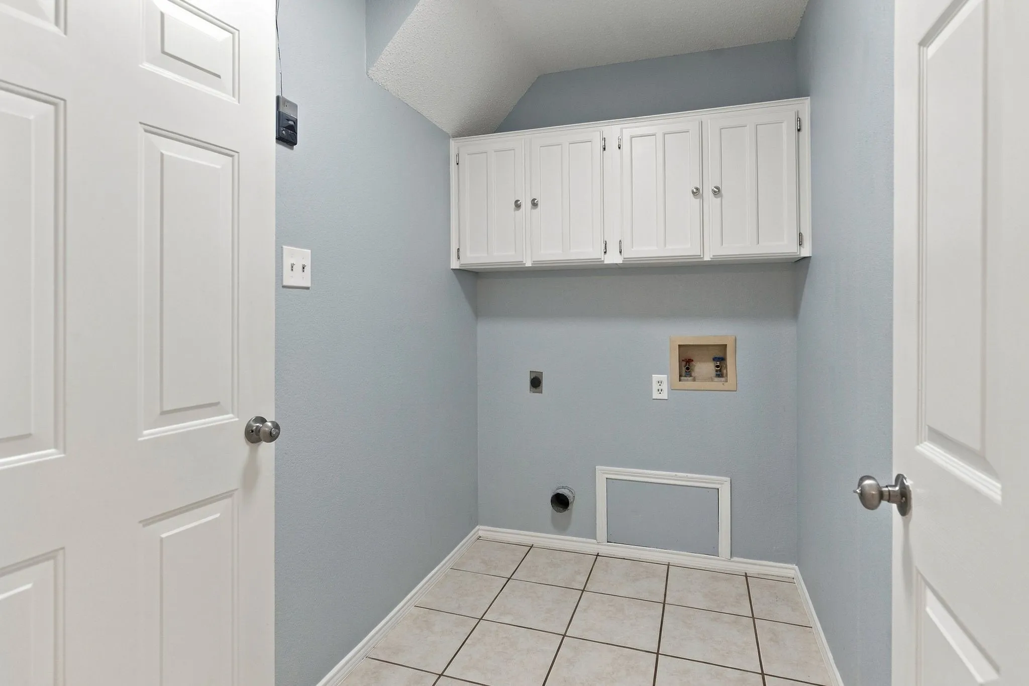 Single Family Residence For Sale in Tarrant County , 7305 Amber Drive, Watauga, Texas 76148, 3 Bedroom, 2 Bathroom, 2 Garage spaces, 1,596 Sqft, built in 1993, mls#21386419, Real Estate Agent in Watauga, Homes For Sale in Tarrant county, Homes For Sale in Watauga, Realtor in Watauga Texas, Real Estate Brokerage Independent Realty Texas, Luminita Cordes Realtor