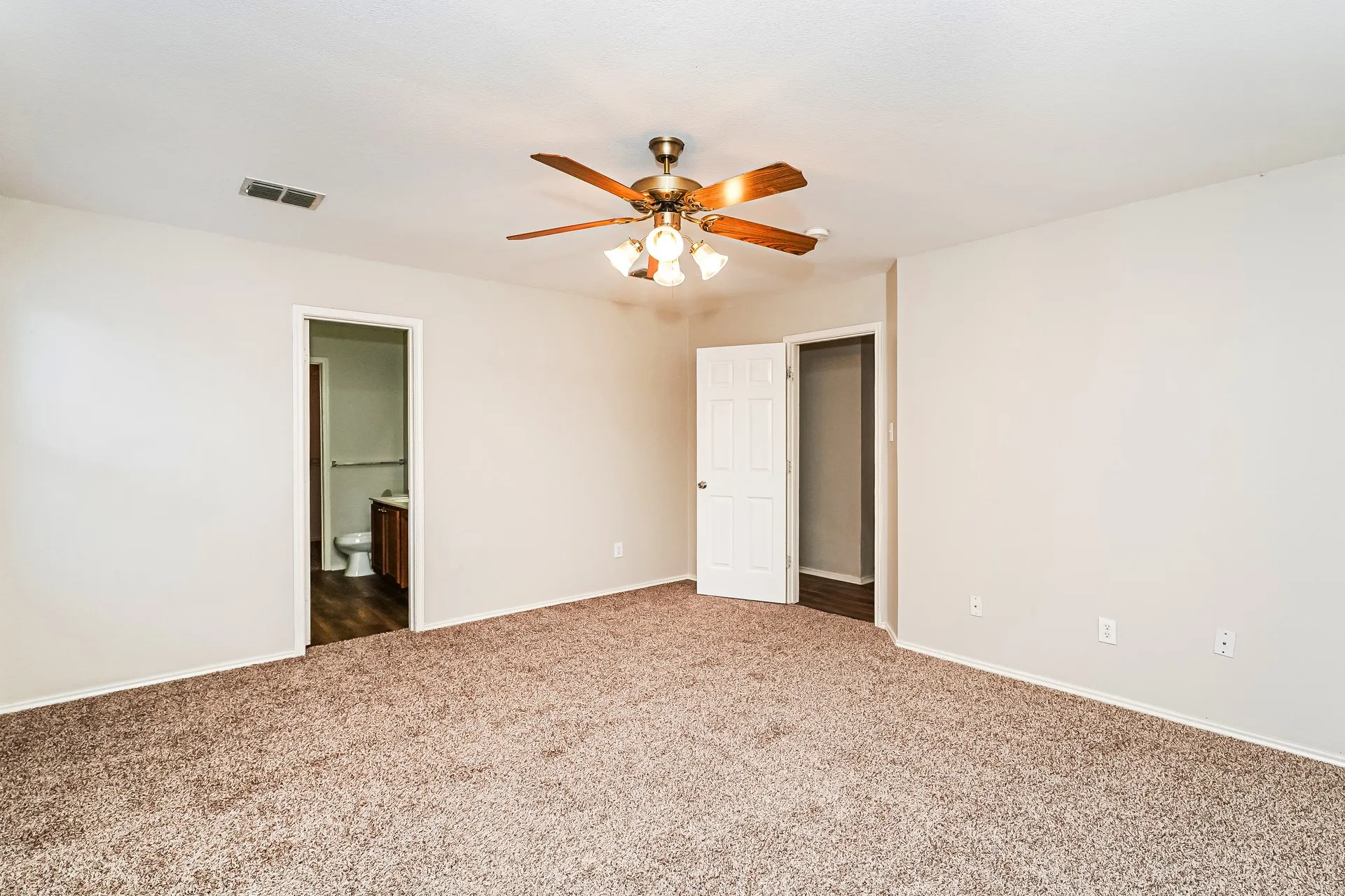 Single Family Residence For Rent in Johnson County , 716 Wrigley Drive, Burleson, Texas 76028, 4 Bedroom, 3 Bathroom, 2 Garage spaces, 2,603 Sqft, built in 2006, mls#21386431, Real Estate Agent in Burleson, Homes For Rent in Johnson county, Homes For Rent in Burleson, Realtor in Burleson Texas, Real Estate Brokerage Independent Realty Texas, Luminita Cordes Realtor