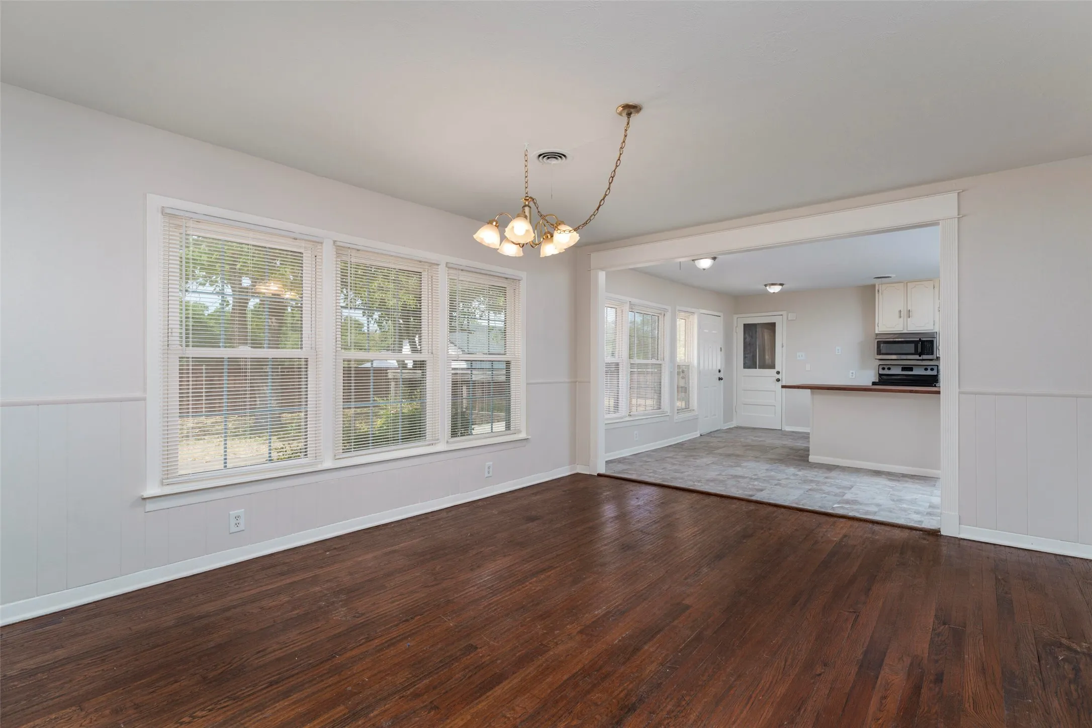 Single Family Residence For Sale in Dallas County , 1119 Dula Circle, Duncanville, Texas 75116, 4 Bedroom, 3 Bathroom, Garage spaces, 2,735 Sqft, built in 1950, mls#21386422, Real Estate Agent in Duncanville, Homes For Sale in Dallas county, Homes For Sale in Duncanville, Realtor in Duncanville Texas, Real Estate Brokerage Independent Realty Texas, Luminita Cordes Realtor