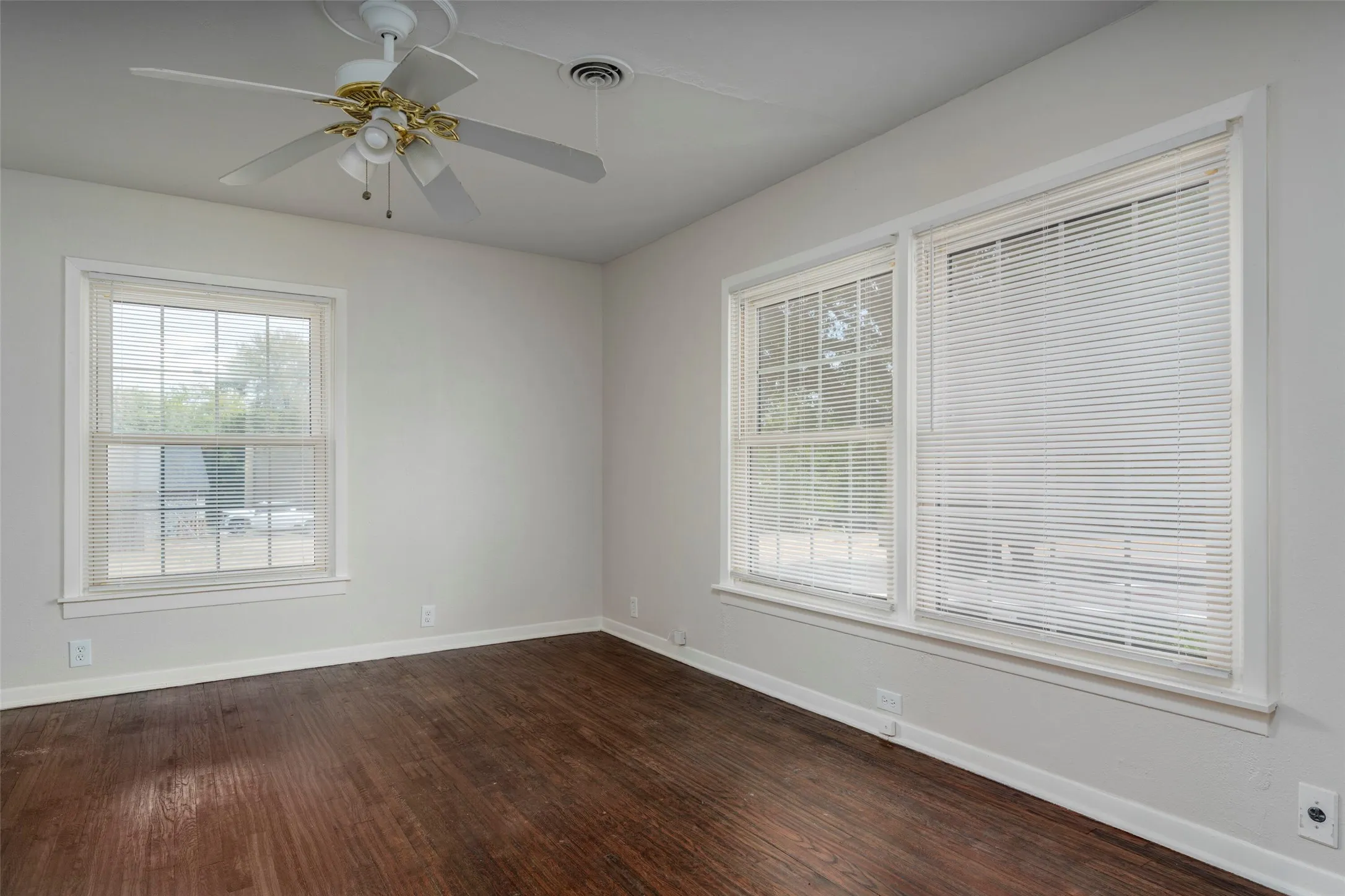 Single Family Residence For Sale in Dallas County , 1119 Dula Circle, Duncanville, Texas 75116, 4 Bedroom, 3 Bathroom, Garage spaces, 2,735 Sqft, built in 1950, mls#21386422, Real Estate Agent in Duncanville, Homes For Sale in Dallas county, Homes For Sale in Duncanville, Realtor in Duncanville Texas, Real Estate Brokerage Independent Realty Texas, Luminita Cordes Realtor