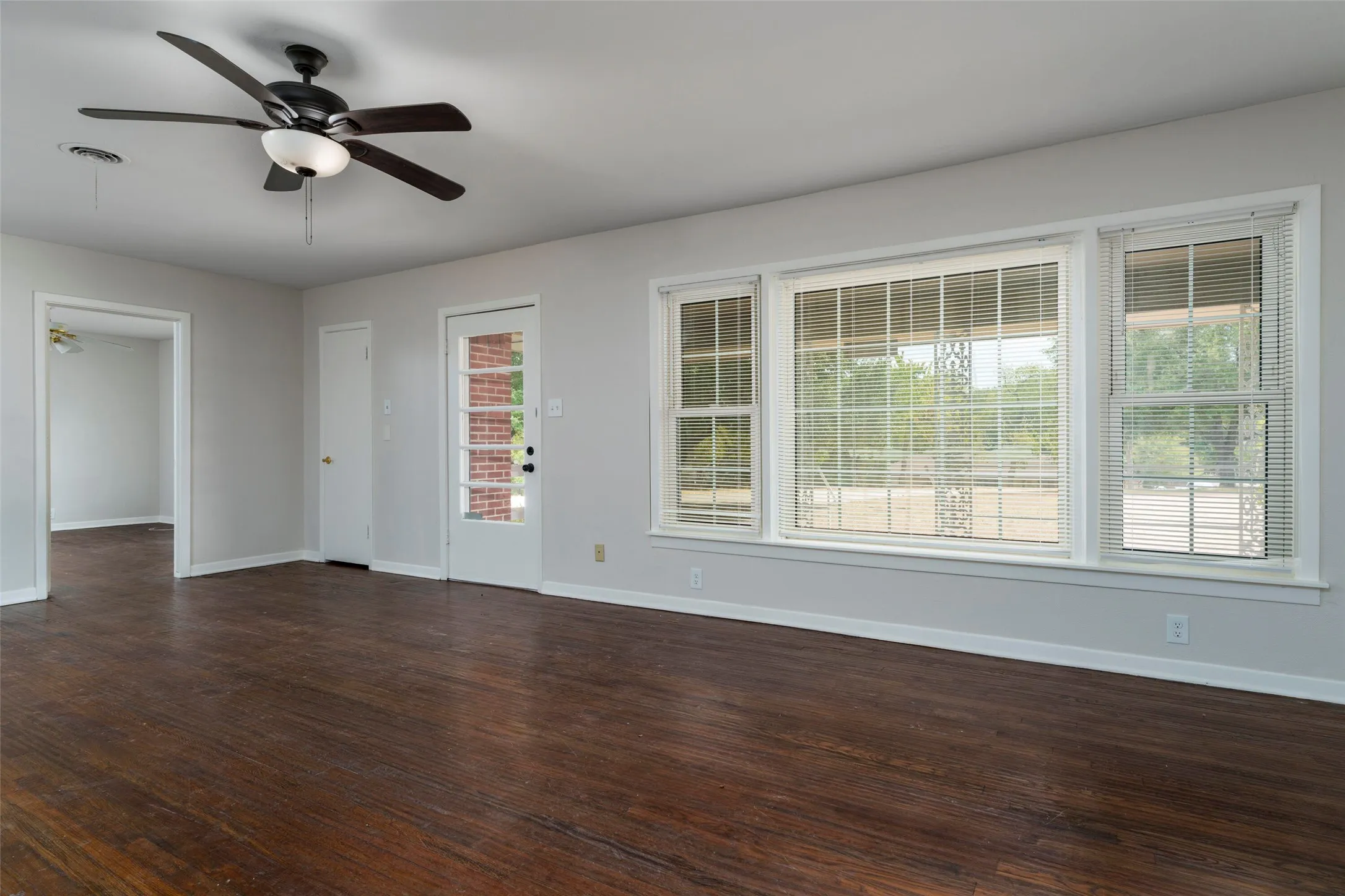 Single Family Residence For Sale in Dallas County , 1119 Dula Circle, Duncanville, Texas 75116, 4 Bedroom, 3 Bathroom, Garage spaces, 2,735 Sqft, built in 1950, mls#21386422, Real Estate Agent in Duncanville, Homes For Sale in Dallas county, Homes For Sale in Duncanville, Realtor in Duncanville Texas, Real Estate Brokerage Independent Realty Texas, Luminita Cordes Realtor