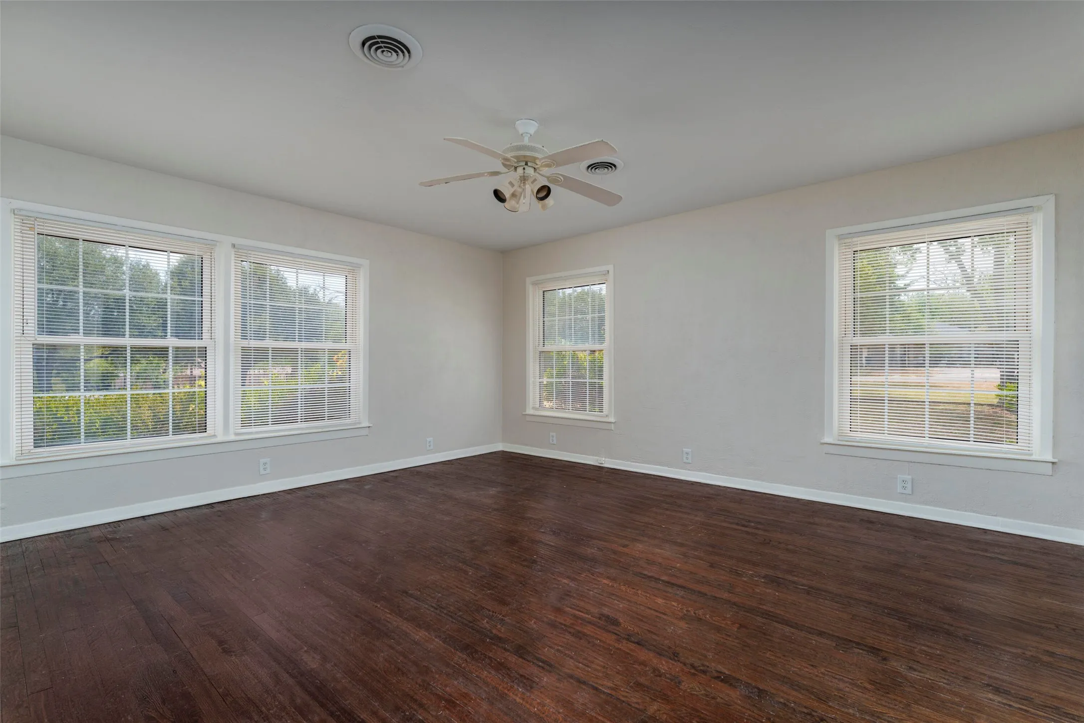 Single Family Residence For Sale in Dallas County , 1119 Dula Circle, Duncanville, Texas 75116, 4 Bedroom, 3 Bathroom, Garage spaces, 2,735 Sqft, built in 1950, mls#21386422, Real Estate Agent in Duncanville, Homes For Sale in Dallas county, Homes For Sale in Duncanville, Realtor in Duncanville Texas, Real Estate Brokerage Independent Realty Texas, Luminita Cordes Realtor