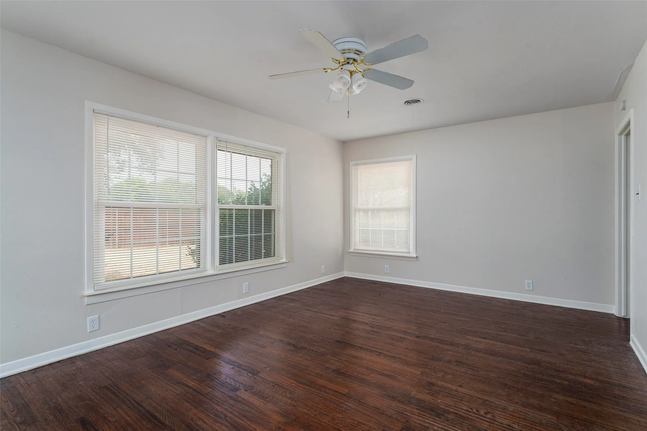 Single Family Residence For Sale in Dallas County , 1119 Dula Circle, Duncanville, Texas 75116, 4 Bedroom, 3 Bathroom, Garage spaces, 2,735 Sqft, built in 1950, mls#21386422, Real Estate Agent in Duncanville, Homes For Sale in Dallas county, Homes For Sale in Duncanville, Realtor in Duncanville Texas, Real Estate Brokerage Independent Realty Texas, Luminita Cordes Realtor