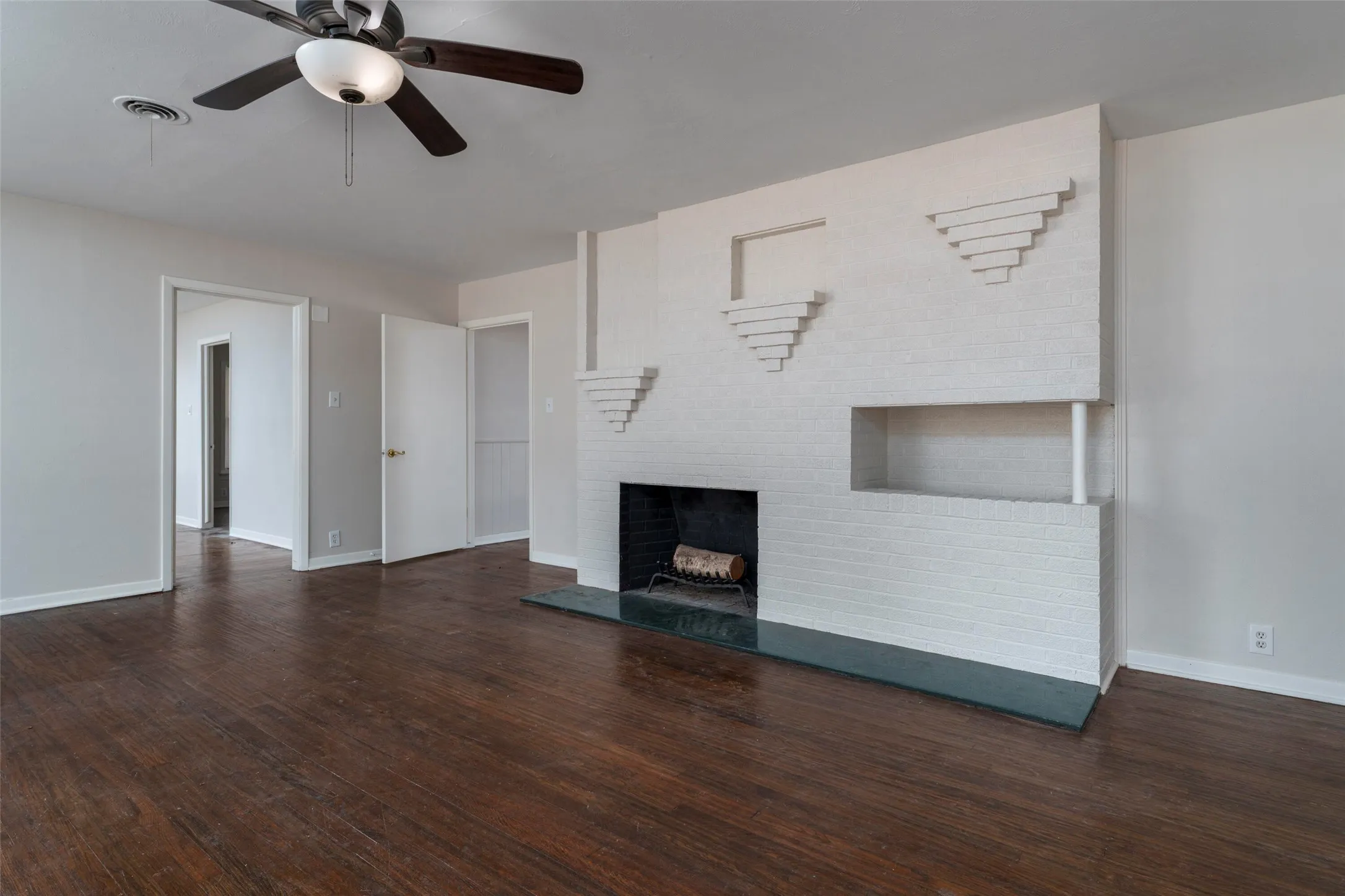 Single Family Residence For Sale in Dallas County , 1119 Dula Circle, Duncanville, Texas 75116, 4 Bedroom, 3 Bathroom, Garage spaces, 2,735 Sqft, built in 1950, mls#21386422, Real Estate Agent in Duncanville, Homes For Sale in Dallas county, Homes For Sale in Duncanville, Realtor in Duncanville Texas, Real Estate Brokerage Independent Realty Texas, Luminita Cordes Realtor