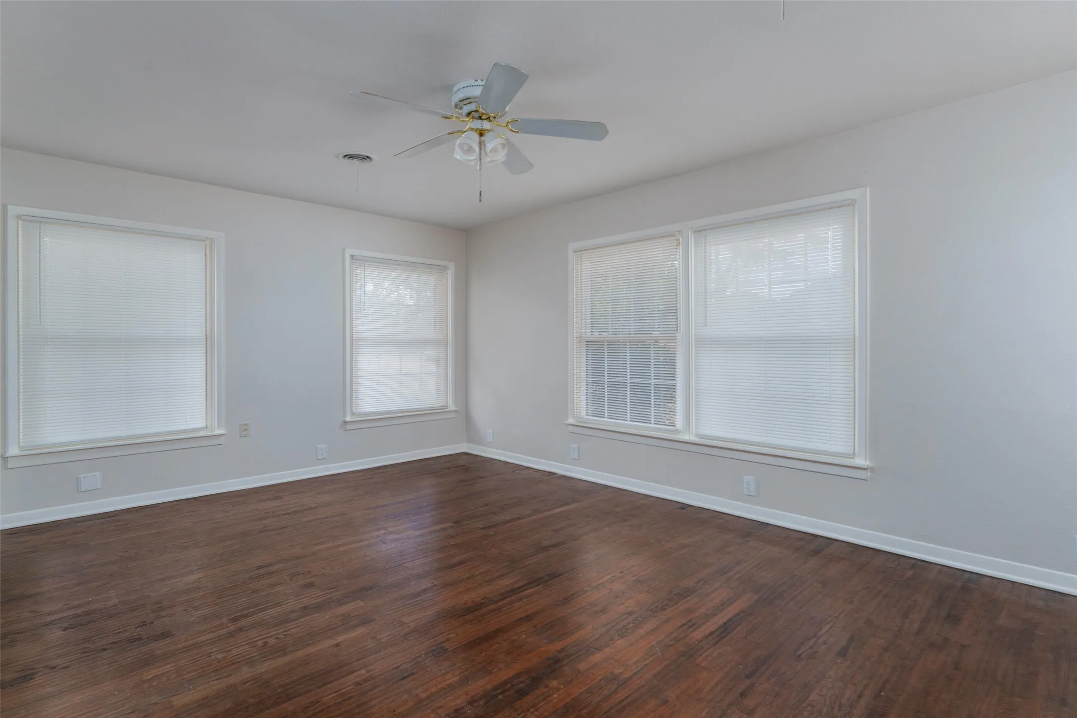 Single Family Residence For Sale in Dallas County , 1119 Dula Circle, Duncanville, Texas 75116, 4 Bedroom, 3 Bathroom, Garage spaces, 2,735 Sqft, built in 1950, mls#21386422, Real Estate Agent in Duncanville, Homes For Sale in Dallas county, Homes For Sale in Duncanville, Realtor in Duncanville Texas, Real Estate Brokerage Independent Realty Texas, Luminita Cordes Realtor