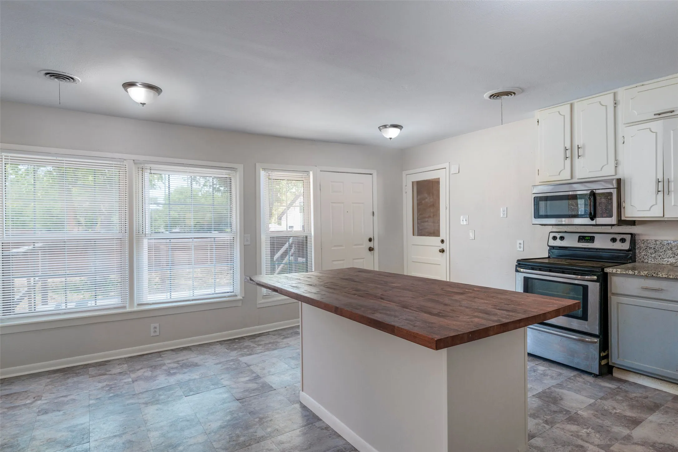 Single Family Residence For Sale in Dallas County , 1119 Dula Circle, Duncanville, Texas 75116, 4 Bedroom, 3 Bathroom, Garage spaces, 2,735 Sqft, built in 1950, mls#21386422, Real Estate Agent in Duncanville, Homes For Sale in Dallas county, Homes For Sale in Duncanville, Realtor in Duncanville Texas, Real Estate Brokerage Independent Realty Texas, Luminita Cordes Realtor