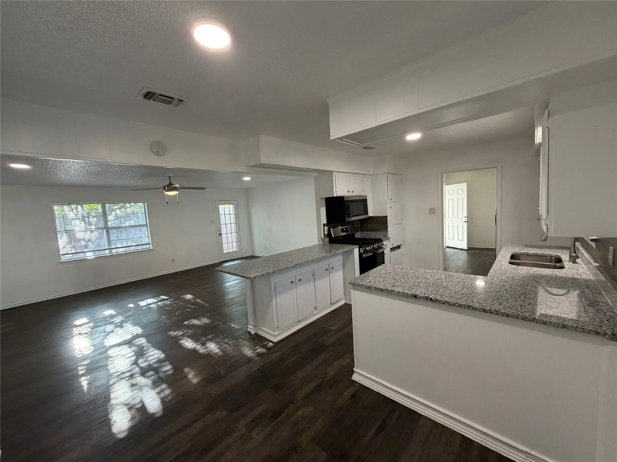 Single Family Residence For Rent in Ellis County , 101 5th Street, Forreston, Texas 76041, 3 Bedroom, 2 Bathroom, 2 Garage spaces, 1,620 Sqft, built in 1959, mls#21385963, Real Estate Agent in Forreston, Homes For Rent in Ellis county, Homes For Rent in Forreston, Realtor in Forreston Texas, Real Estate Brokerage Independent Realty Texas, Luminita Cordes Realtor