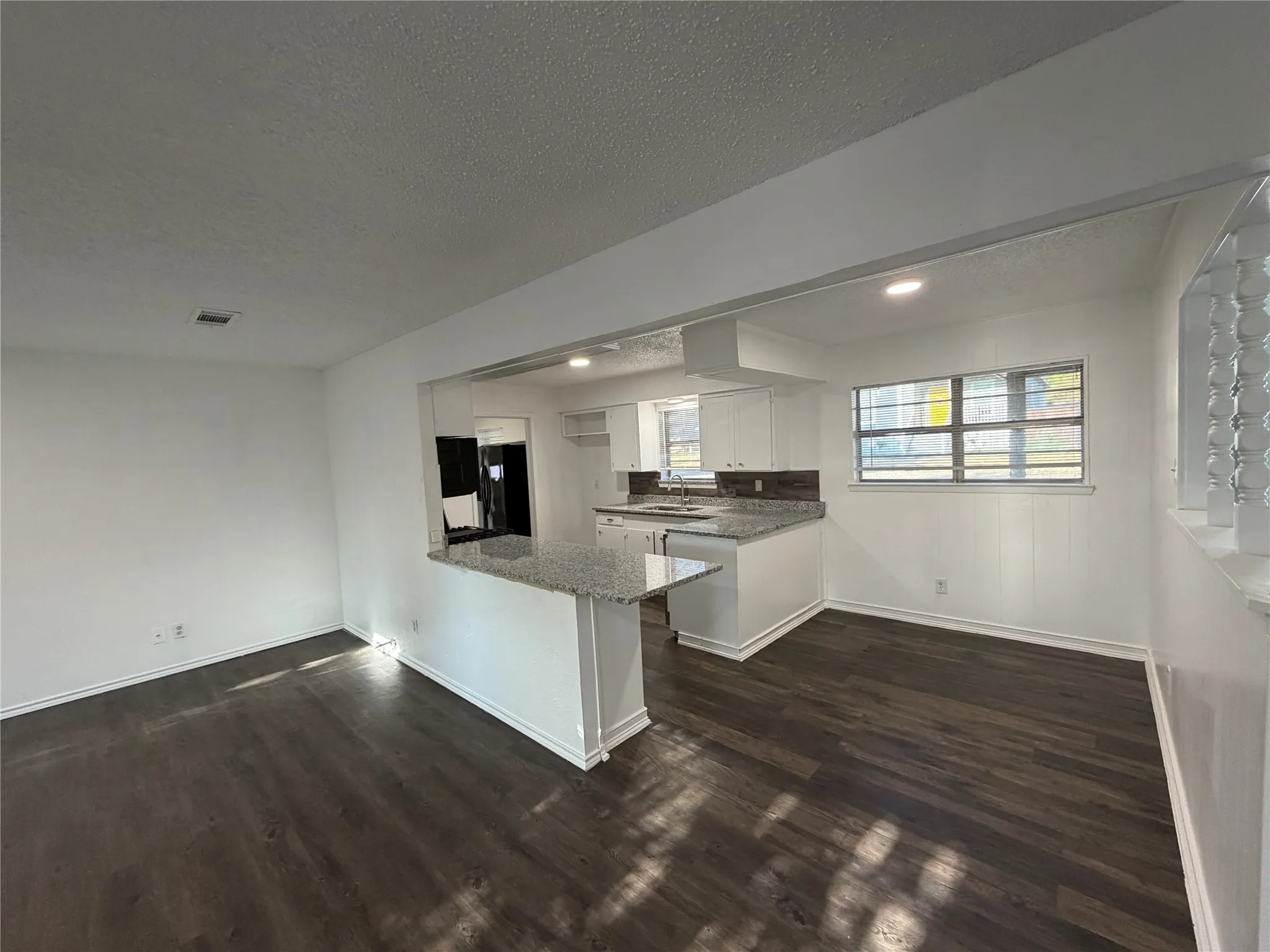 Single Family Residence For Rent in Ellis County , 101 5th Street, Forreston, Texas 76041, 3 Bedroom, 2 Bathroom, 2 Garage spaces, 1,620 Sqft, built in 1959, mls#21385963, Real Estate Agent in Forreston, Homes For Rent in Ellis county, Homes For Rent in Forreston, Realtor in Forreston Texas, Real Estate Brokerage Independent Realty Texas, Luminita Cordes Realtor