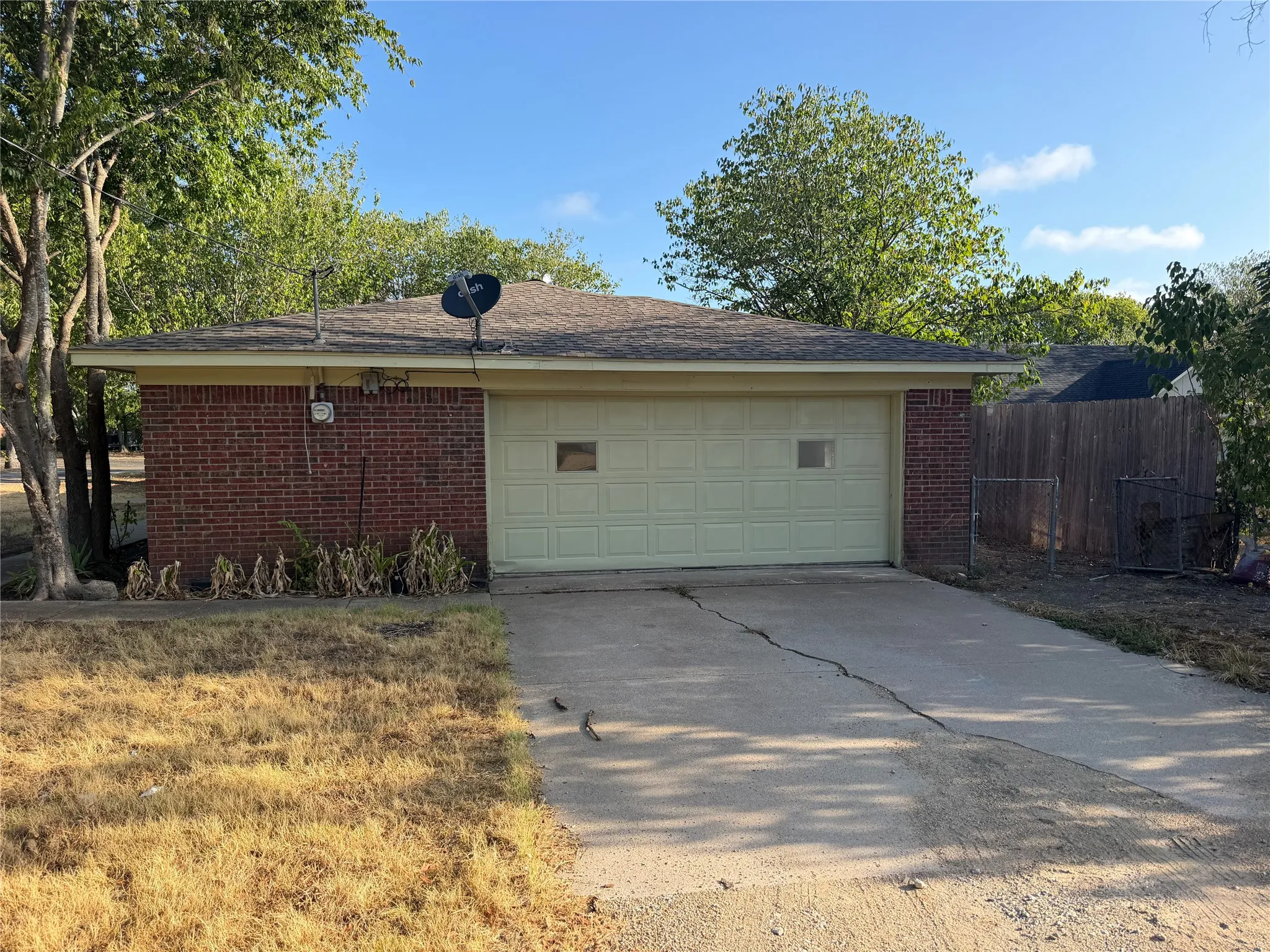 Single Family Residence For Rent in Ellis County , 101 5th Street, Forreston, Texas 76041, 3 Bedroom, 2 Bathroom, 2 Garage spaces, 1,620 Sqft, built in 1959, mls#21385963, Real Estate Agent in Forreston, Homes For Rent in Ellis county, Homes For Rent in Forreston, Realtor in Forreston Texas, Real Estate Brokerage Independent Realty Texas, Luminita Cordes Realtor