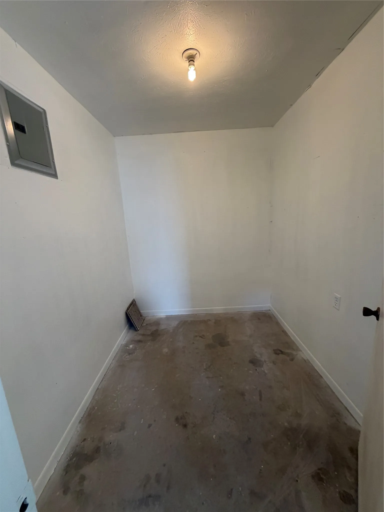 Single Family Residence For Rent in Ellis County , 101 5th Street, Forreston, Texas 76041, 3 Bedroom, 2 Bathroom, 2 Garage spaces, 1,620 Sqft, built in 1959, mls#21385963, Real Estate Agent in Forreston, Homes For Rent in Ellis county, Homes For Rent in Forreston, Realtor in Forreston Texas, Real Estate Brokerage Independent Realty Texas, Luminita Cordes Realtor