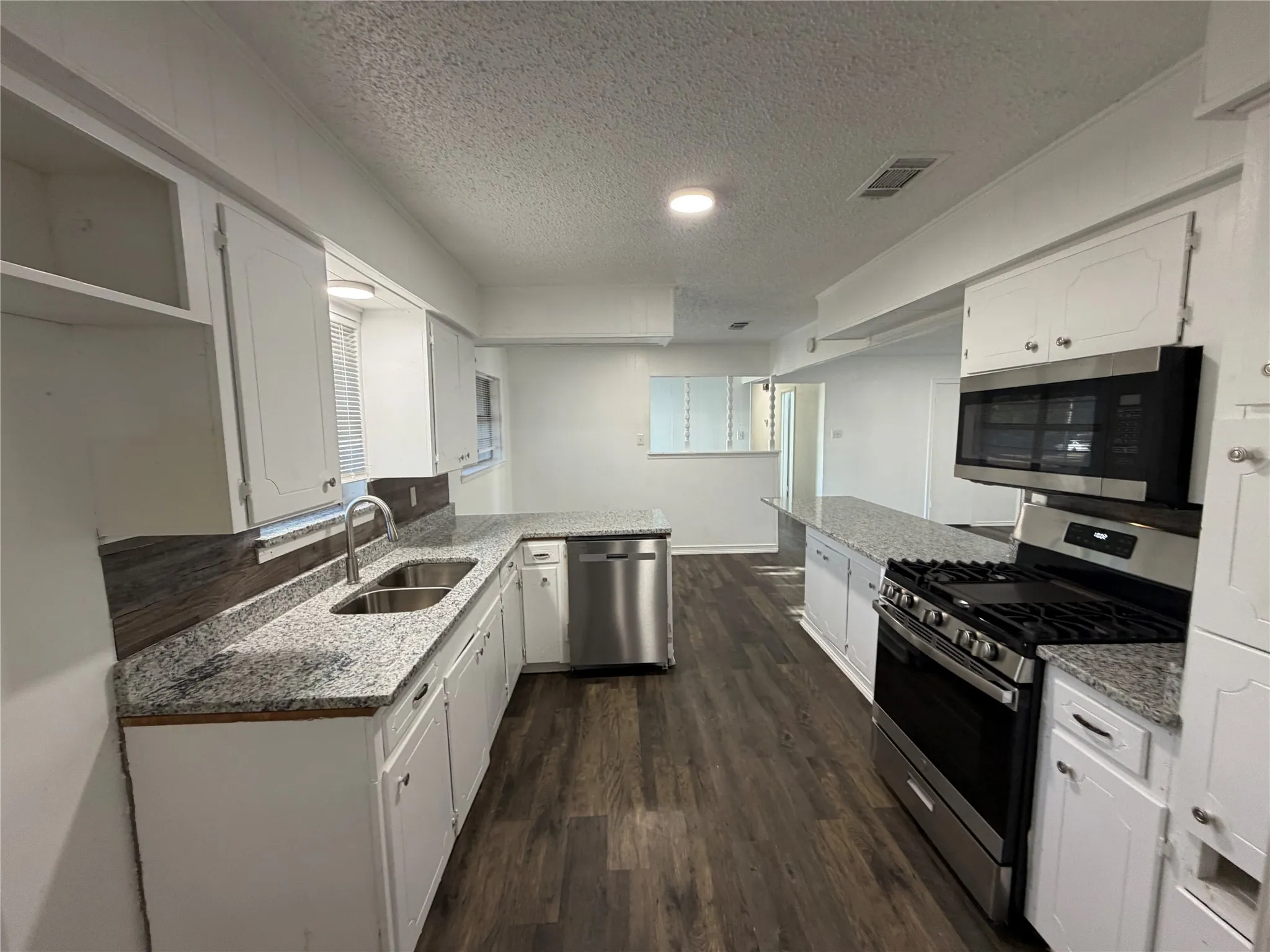 Single Family Residence For Rent in Ellis County , 101 5th Street, Forreston, Texas 76041, 3 Bedroom, 2 Bathroom, 2 Garage spaces, 1,620 Sqft, built in 1959, mls#21385963, Real Estate Agent in Forreston, Homes For Rent in Ellis county, Homes For Rent in Forreston, Realtor in Forreston Texas, Real Estate Brokerage Independent Realty Texas, Luminita Cordes Realtor