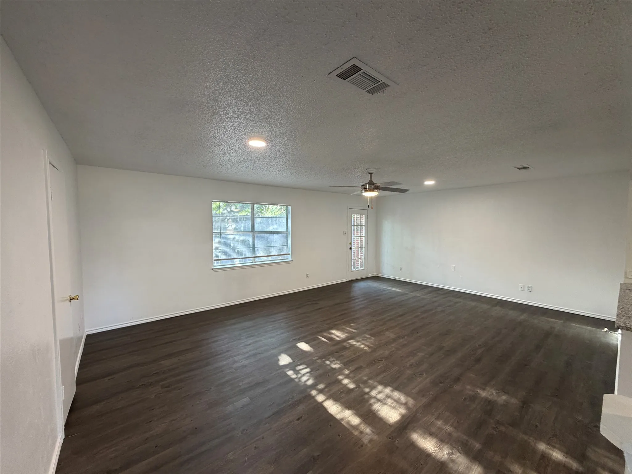 Single Family Residence For Rent in Ellis County , 101 5th Street, Forreston, Texas 76041, 3 Bedroom, 2 Bathroom, 2 Garage spaces, 1,620 Sqft, built in 1959, mls#21385963, Real Estate Agent in Forreston, Homes For Rent in Ellis county, Homes For Rent in Forreston, Realtor in Forreston Texas, Real Estate Brokerage Independent Realty Texas, Luminita Cordes Realtor