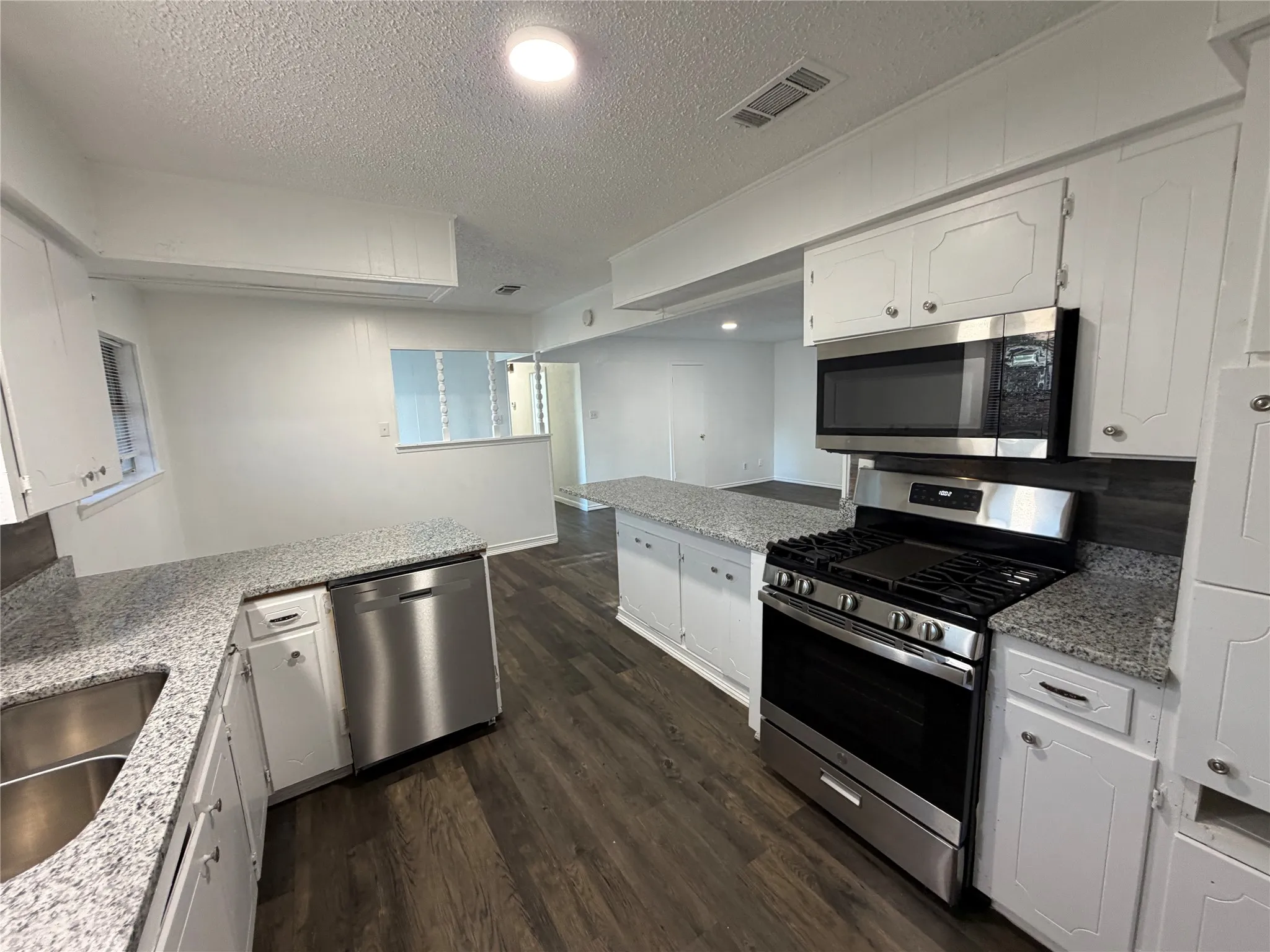 Single Family Residence For Rent in Ellis County , 101 5th Street, Forreston, Texas 76041, 3 Bedroom, 2 Bathroom, 2 Garage spaces, 1,620 Sqft, built in 1959, mls#21385963, Real Estate Agent in Forreston, Homes For Rent in Ellis county, Homes For Rent in Forreston, Realtor in Forreston Texas, Real Estate Brokerage Independent Realty Texas, Luminita Cordes Realtor
