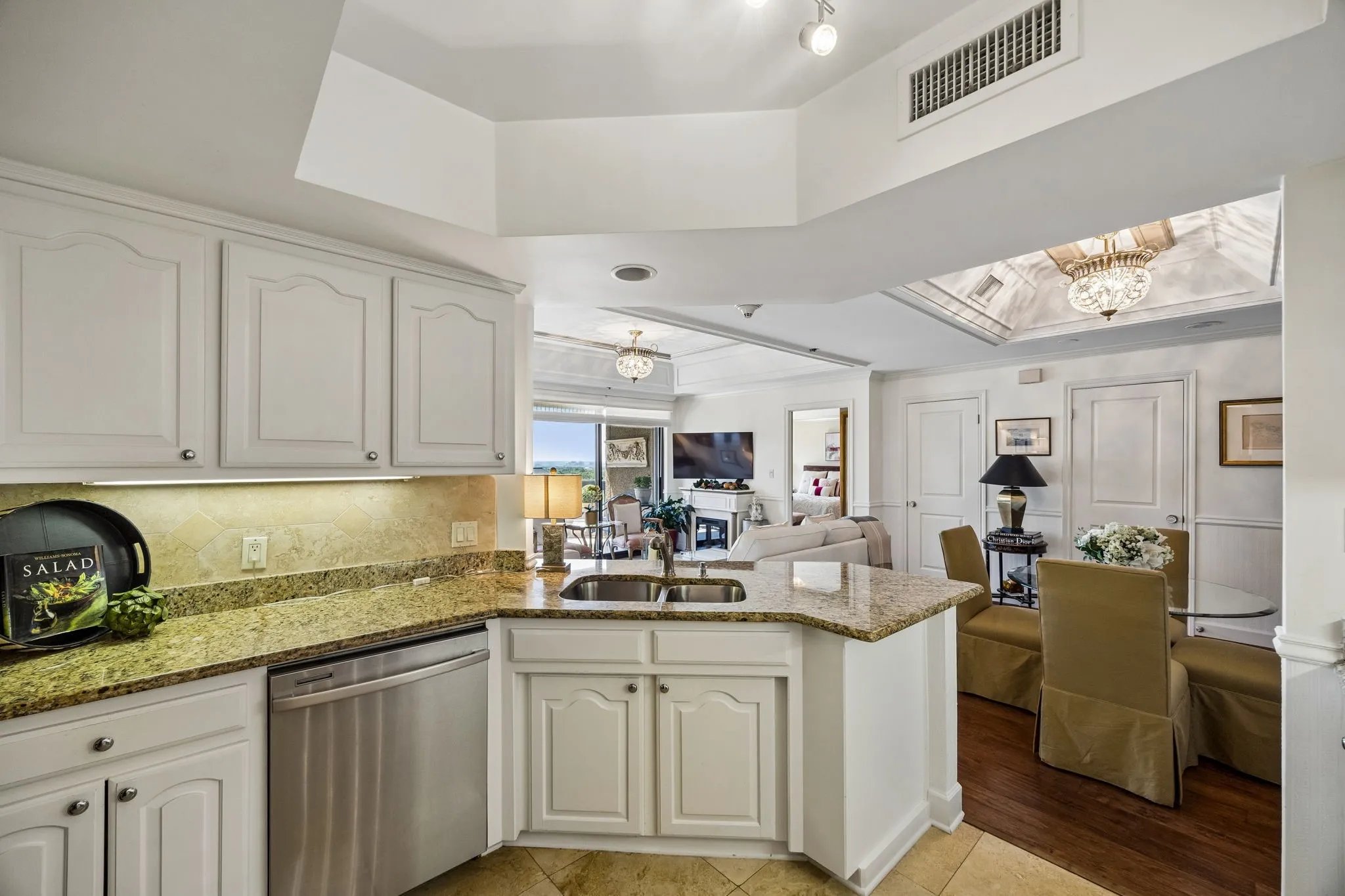 Condominium For Sale in Dallas County , 5909 Luther Lane 1401, Dallas, Texas 75225, 2 Bedroom, 2 Bathroom, 2 Garage spaces, 1,408 Sqft, built in 1983, mls#21383710, Real Estate Agent in Dallas, Homes For Sale in Dallas county, Homes For Sale in Dallas, Realtor in Dallas Texas, Real Estate Brokerage Independent Realty Texas, Luminita Cordes Realtor