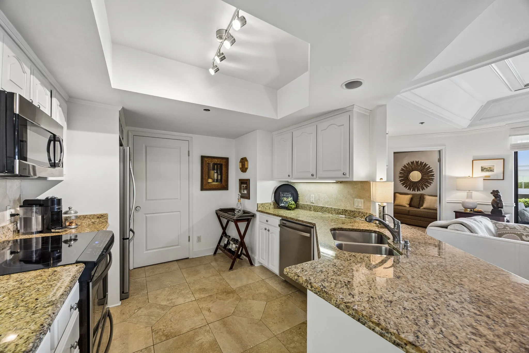 Condominium For Sale in Dallas County , 5909 Luther Lane 1401, Dallas, Texas 75225, 2 Bedroom, 2 Bathroom, 2 Garage spaces, 1,408 Sqft, built in 1983, mls#21383710, Real Estate Agent in Dallas, Homes For Sale in Dallas county, Homes For Sale in Dallas, Realtor in Dallas Texas, Real Estate Brokerage Independent Realty Texas, Luminita Cordes Realtor