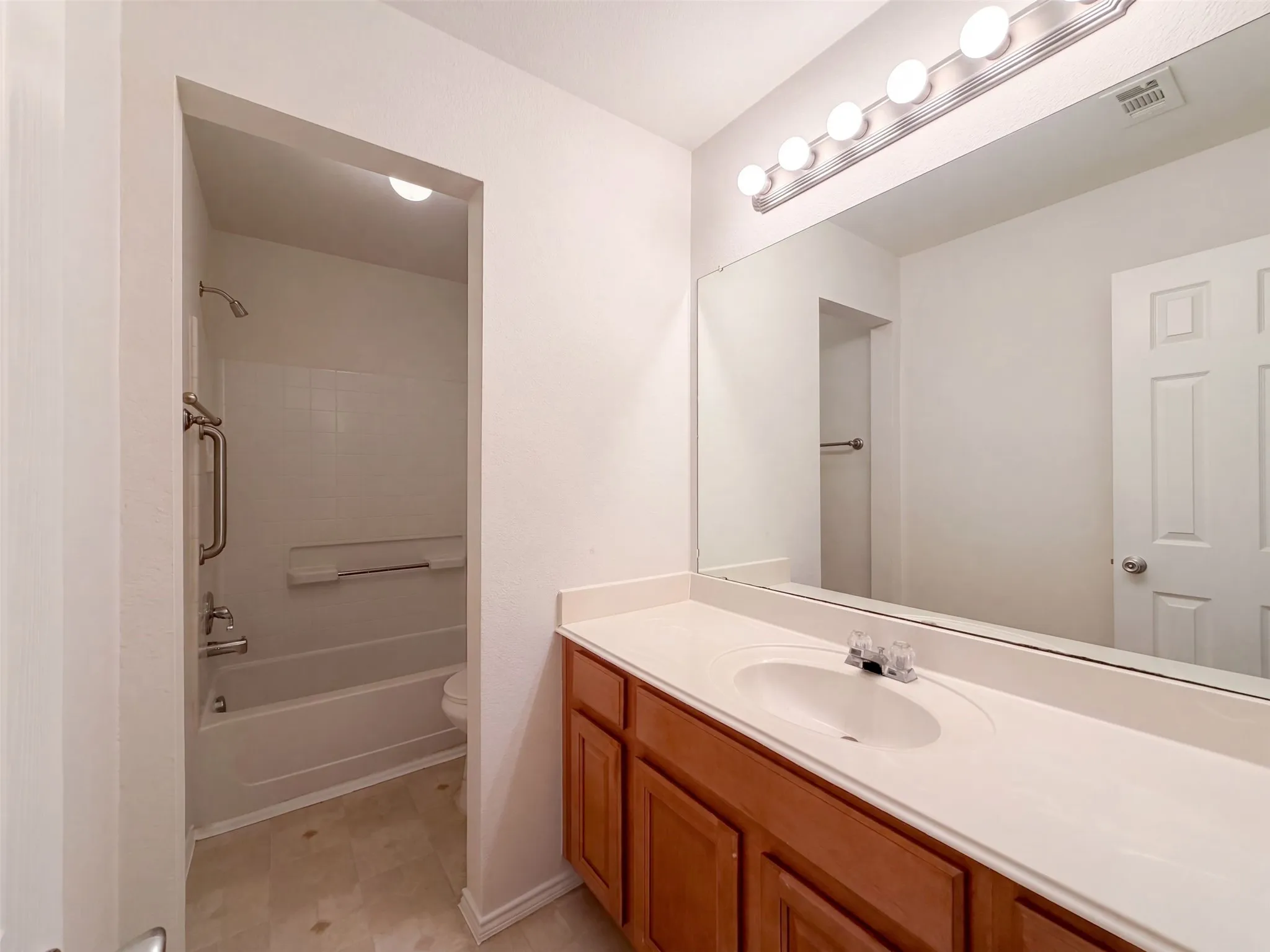 Single Family Residence For Sale in Collin County , 605 Crystal Falls Drive, Mc Kinney, Texas 75071, 3 Bedroom, 2 Bathroom, 2 Garage spaces, 1,726 Sqft, built in 2004, mls#21386452, Real Estate Agent in Mc Kinney, Homes For Sale in Collin county, Homes For Sale in Mc Kinney, Realtor in Mc Kinney Texas, Real Estate Brokerage Independent Realty Texas, Luminita Cordes Realtor