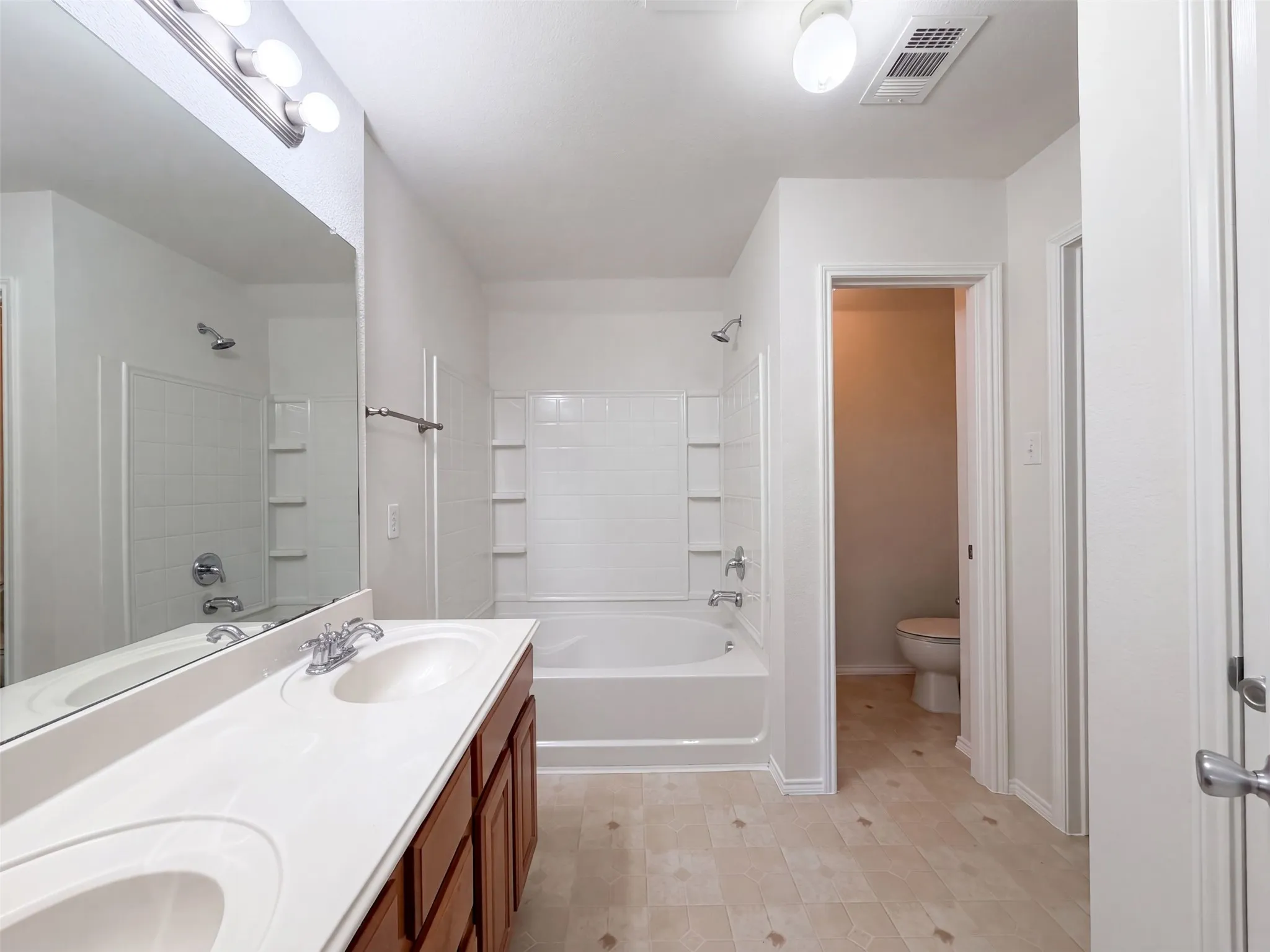 Single Family Residence For Sale in Collin County , 605 Crystal Falls Drive, Mc Kinney, Texas 75071, 3 Bedroom, 2 Bathroom, 2 Garage spaces, 1,726 Sqft, built in 2004, mls#21386452, Real Estate Agent in Mc Kinney, Homes For Sale in Collin county, Homes For Sale in Mc Kinney, Realtor in Mc Kinney Texas, Real Estate Brokerage Independent Realty Texas, Luminita Cordes Realtor