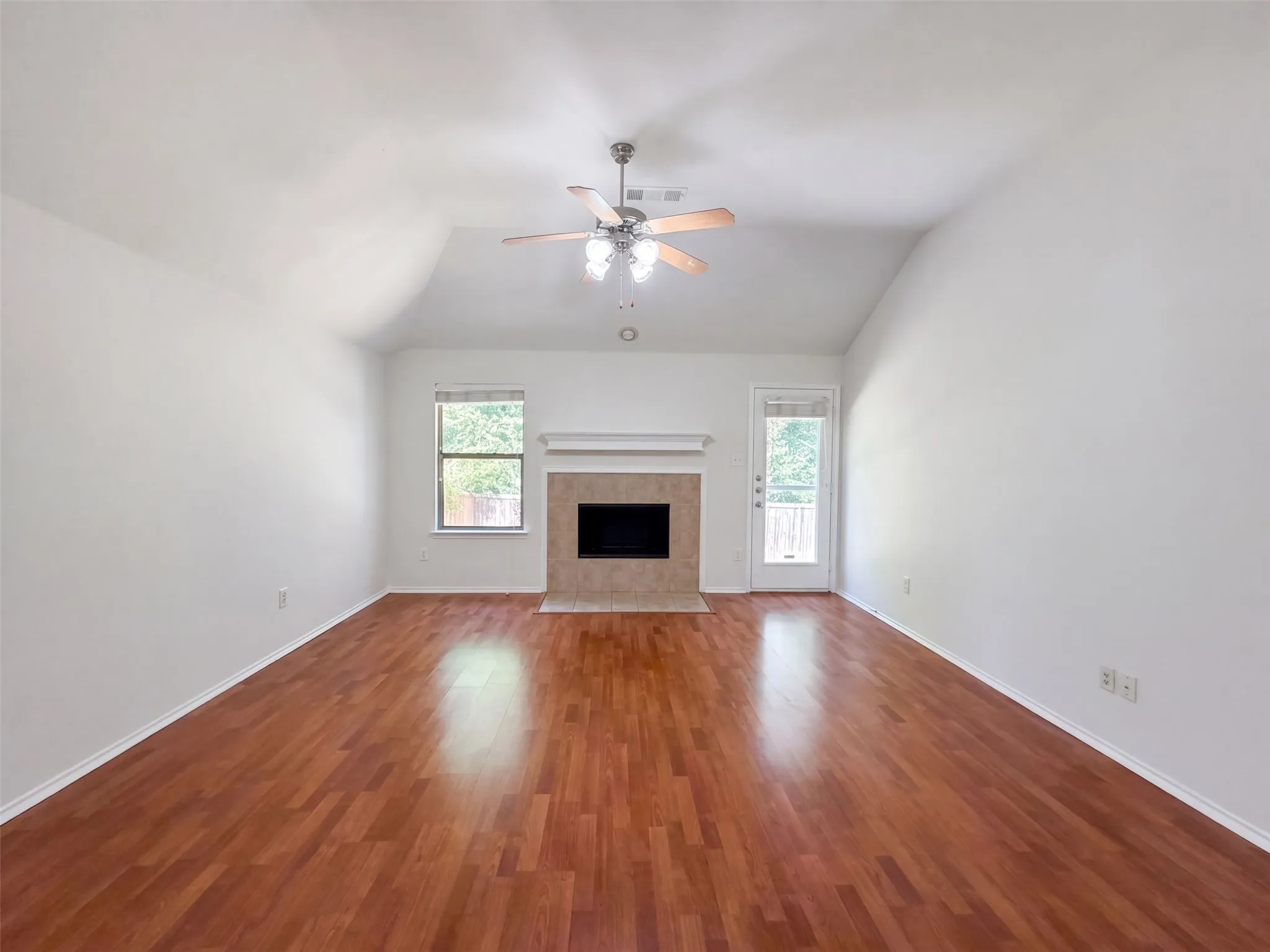 Single Family Residence For Sale in Collin County , 605 Crystal Falls Drive, Mc Kinney, Texas 75071, 3 Bedroom, 2 Bathroom, 2 Garage spaces, 1,726 Sqft, built in 2004, mls#21386452, Real Estate Agent in Mc Kinney, Homes For Sale in Collin county, Homes For Sale in Mc Kinney, Realtor in Mc Kinney Texas, Real Estate Brokerage Independent Realty Texas, Luminita Cordes Realtor
