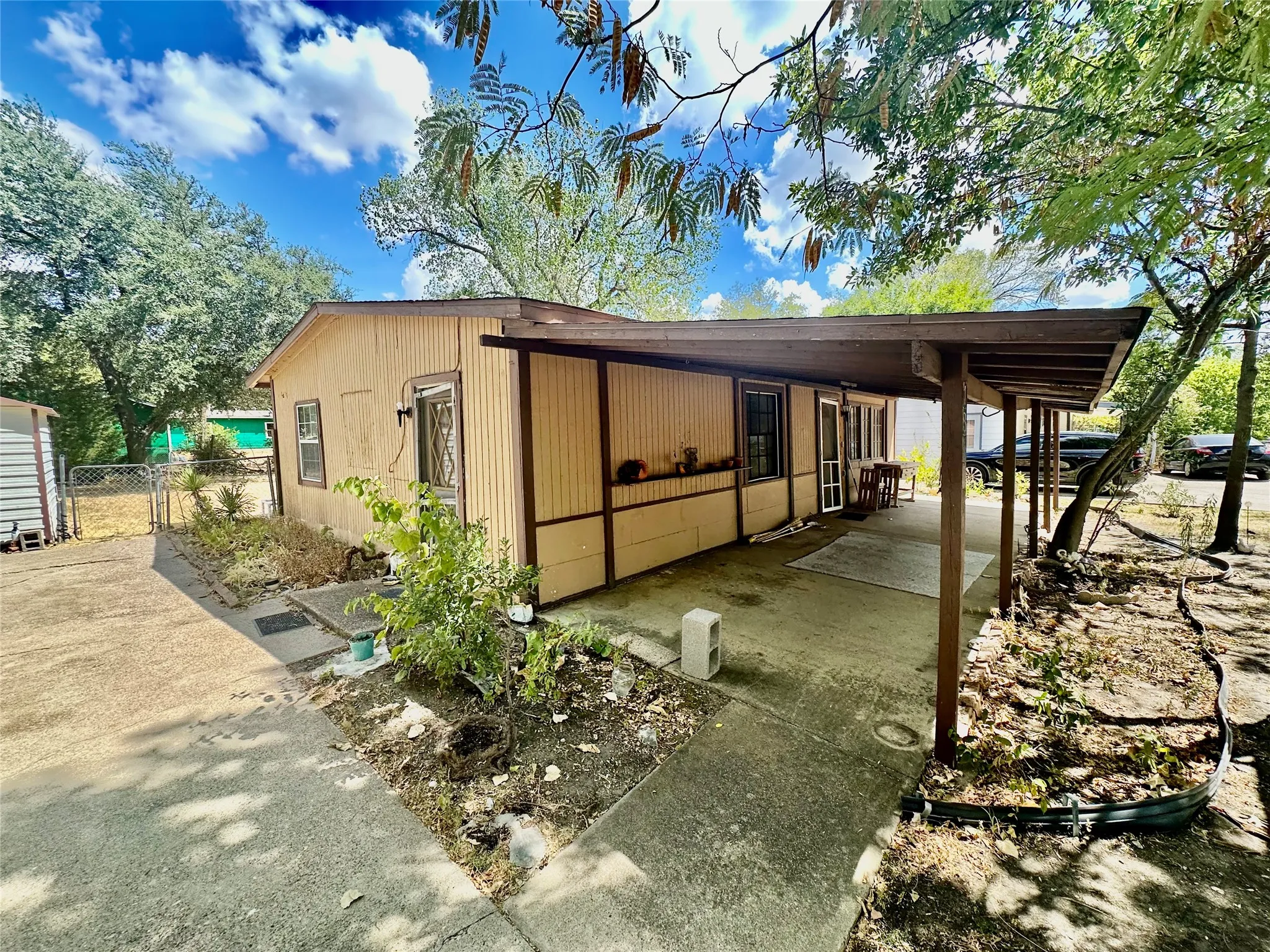 Single Family Residence For Sale in Dallas County , 1310 Crest Park Drive, Mesquite, Texas 75149, 2 Bedroom, 1 Bathroom, Garage spaces, 950 Sqft, built in 1952, mls#21385194, Real Estate Agent in Mesquite, Homes For Sale in Dallas county, Homes For Sale in Mesquite, Realtor in Mesquite Texas, Real Estate Brokerage Independent Realty Texas, Luminita Cordes Realtor
