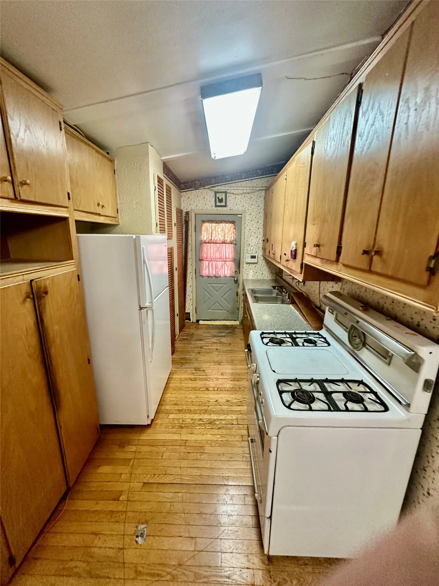 Single Family Residence For Sale in Dallas County , 1310 Crest Park Drive, Mesquite, Texas 75149, 2 Bedroom, 1 Bathroom, Garage spaces, 950 Sqft, built in 1952, mls#21385194, Real Estate Agent in Mesquite, Homes For Sale in Dallas county, Homes For Sale in Mesquite, Realtor in Mesquite Texas, Real Estate Brokerage Independent Realty Texas, Luminita Cordes Realtor