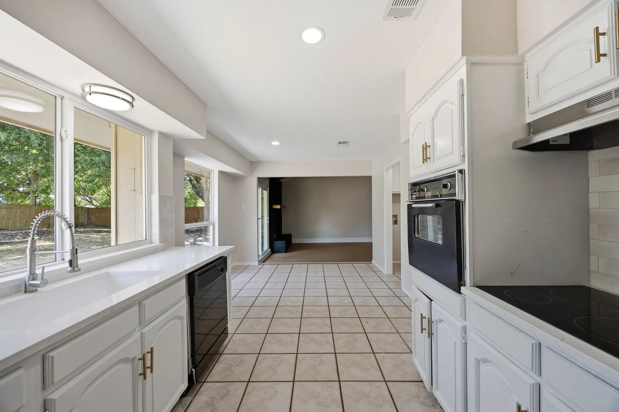 Single Family Residence For Sale in Johnson County , 756 NW Charlyne Drive, Burleson, Texas 76028, 3 Bedroom, 2 Bathroom, 2 Garage spaces, 1,508 Sqft, built in 1978, mls#21386247, Real Estate Agent in Burleson, Homes For Sale in Johnson county, Homes For Sale in Burleson, Realtor in Burleson Texas, Real Estate Brokerage Independent Realty Texas, Luminita Cordes Realtor